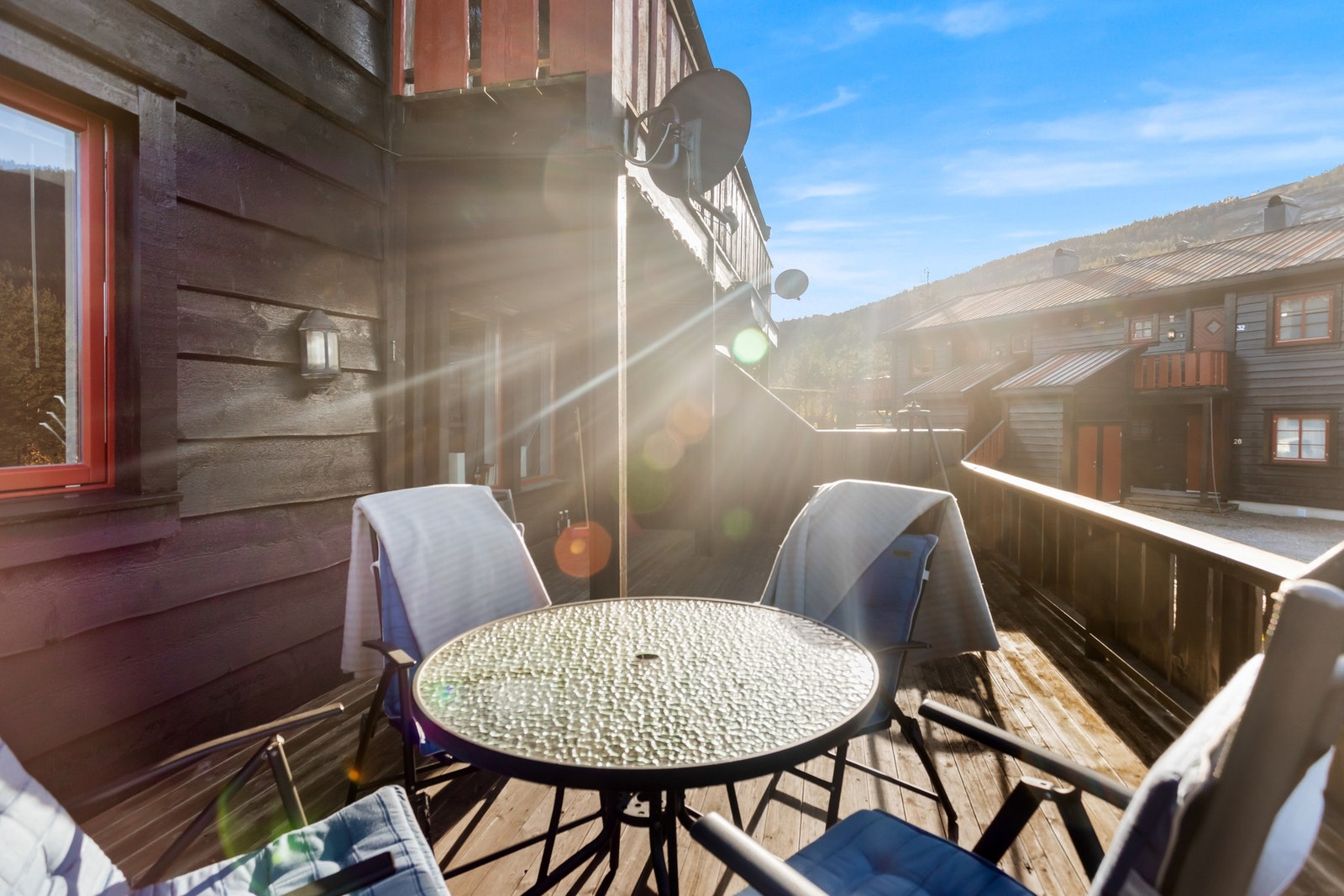 God plass til sittegruppe på terrasse. Galleribilde