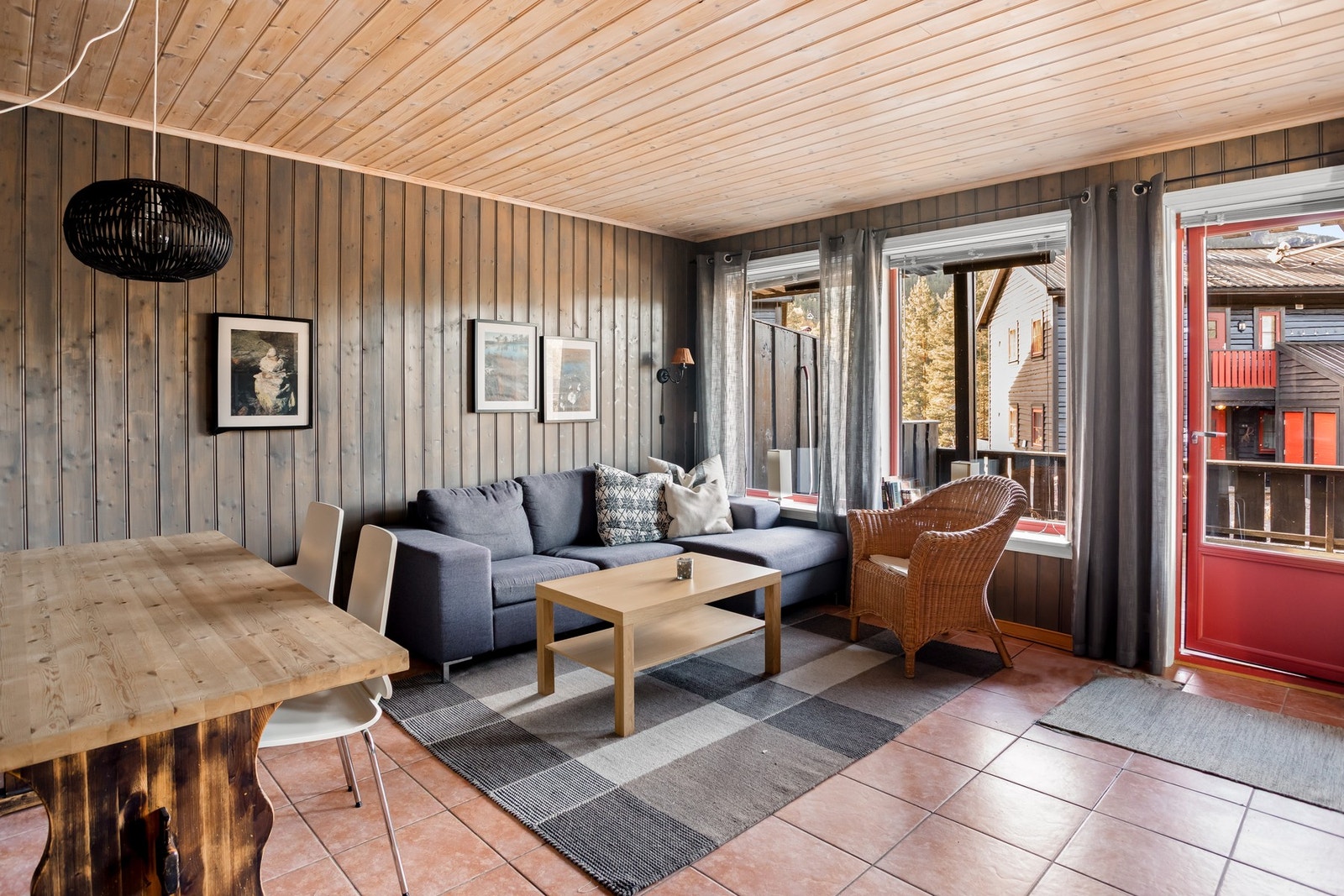 Romslig stue med flislagt gulv. Galleribilde