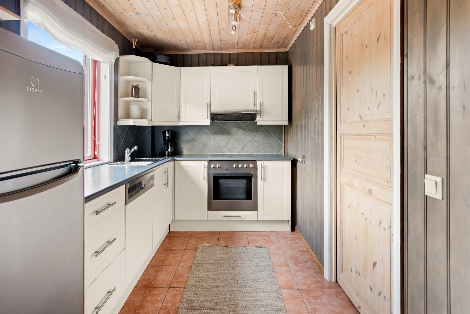 Fra kjøkkenet er det inngang til soverom. Galleribilde