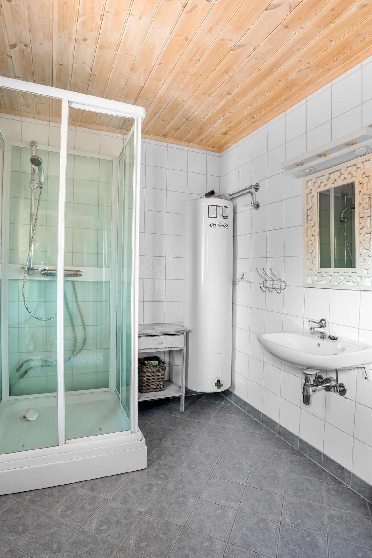 Badet har gulvvarme, dusjkabinett, servant og toalett. Galleribilde