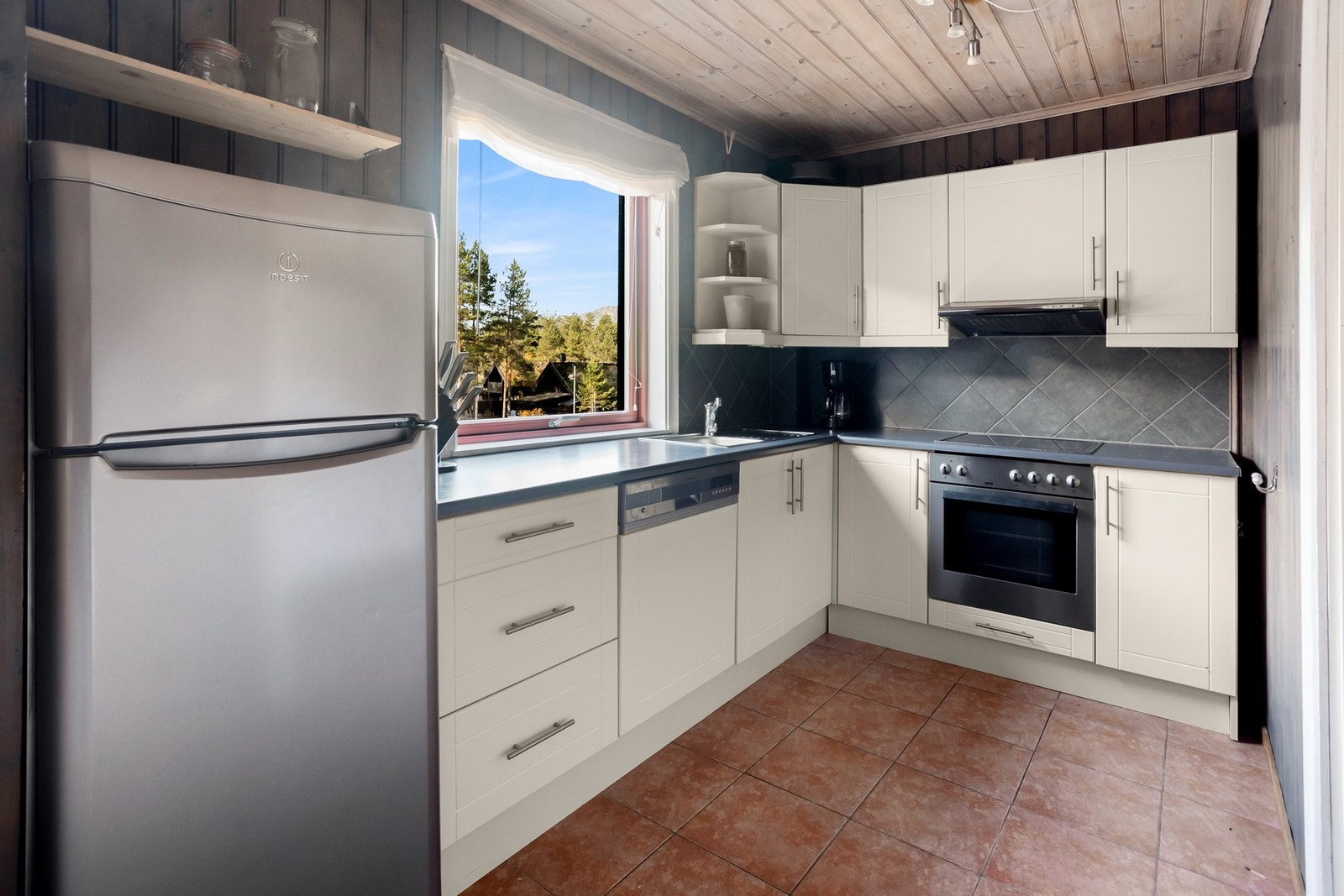 Kjøkkenet har stor benkplate med over- og underskap for god oppbevaring. Galleribilde