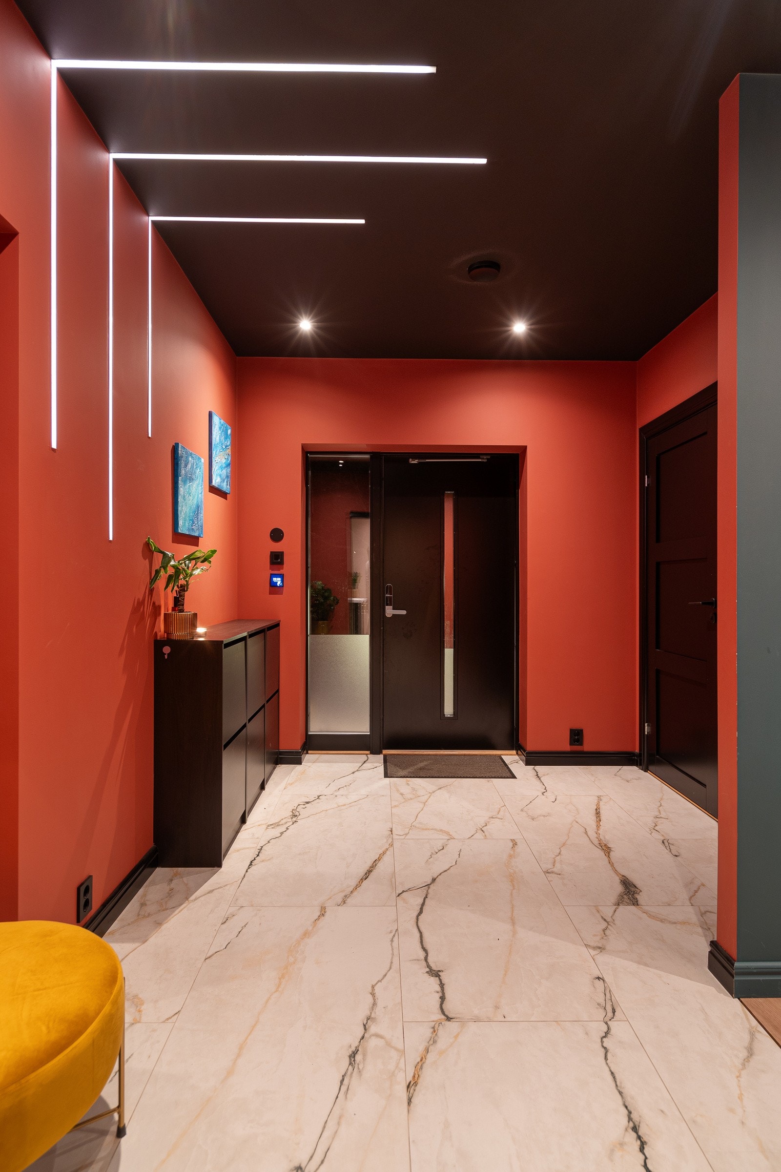 Varme i gulvene i alle rom i hovedetasjen samt at alt av lys kan styres på app Galleribilde