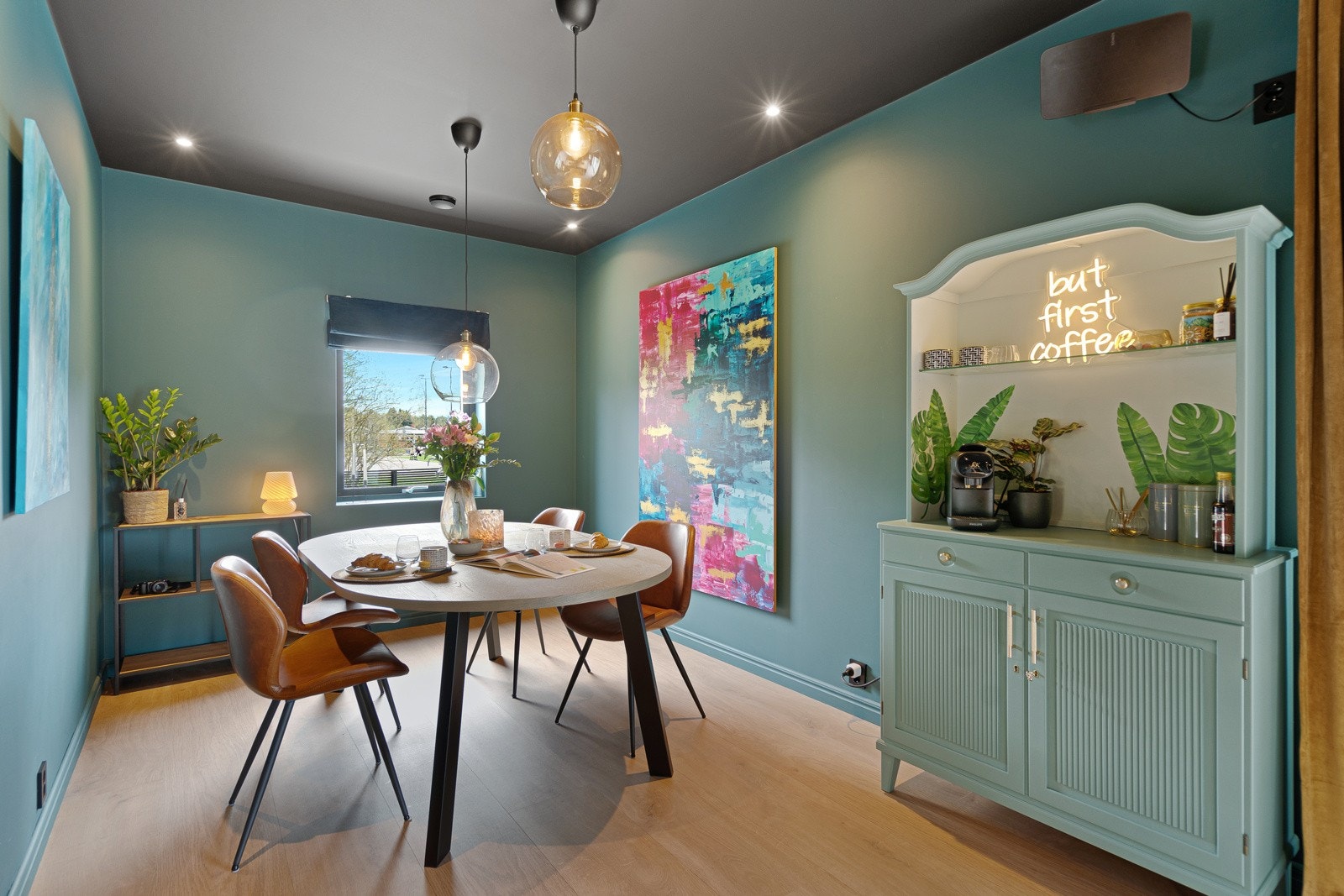 Fin spisestuedel ved kjøkkenet. Galleribilde