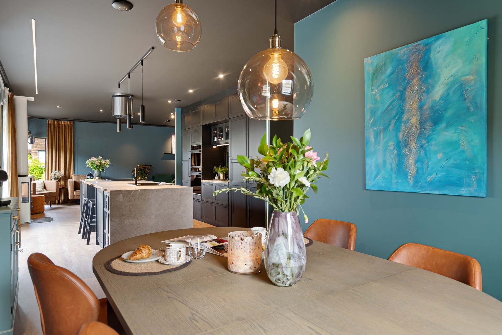 Fin spisestuedel ved kjøkkenet. Galleribilde