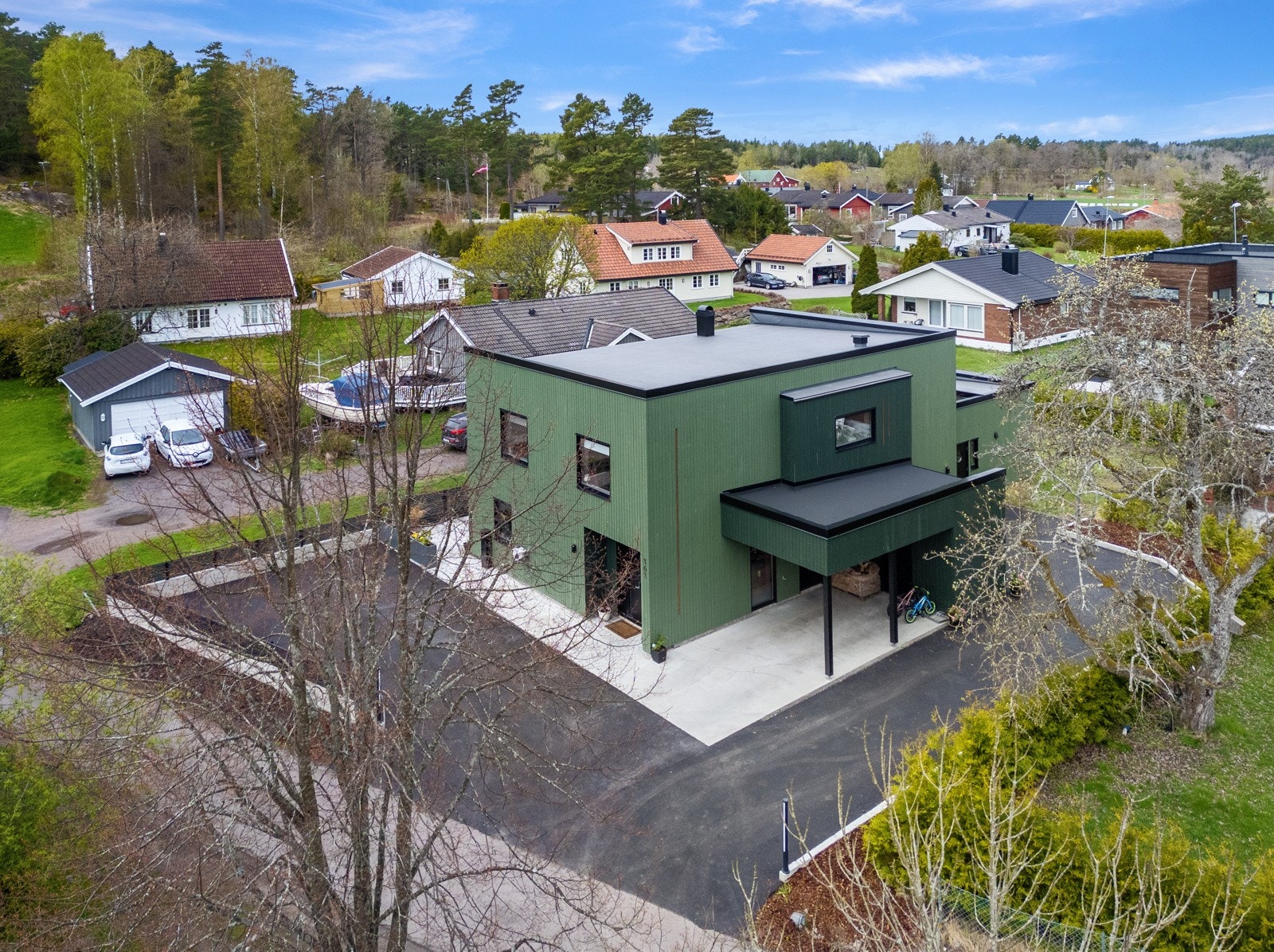 Utvendig strøkent med nylagt asfalt og støpte murer rundt gårdsplassen Galleribilde