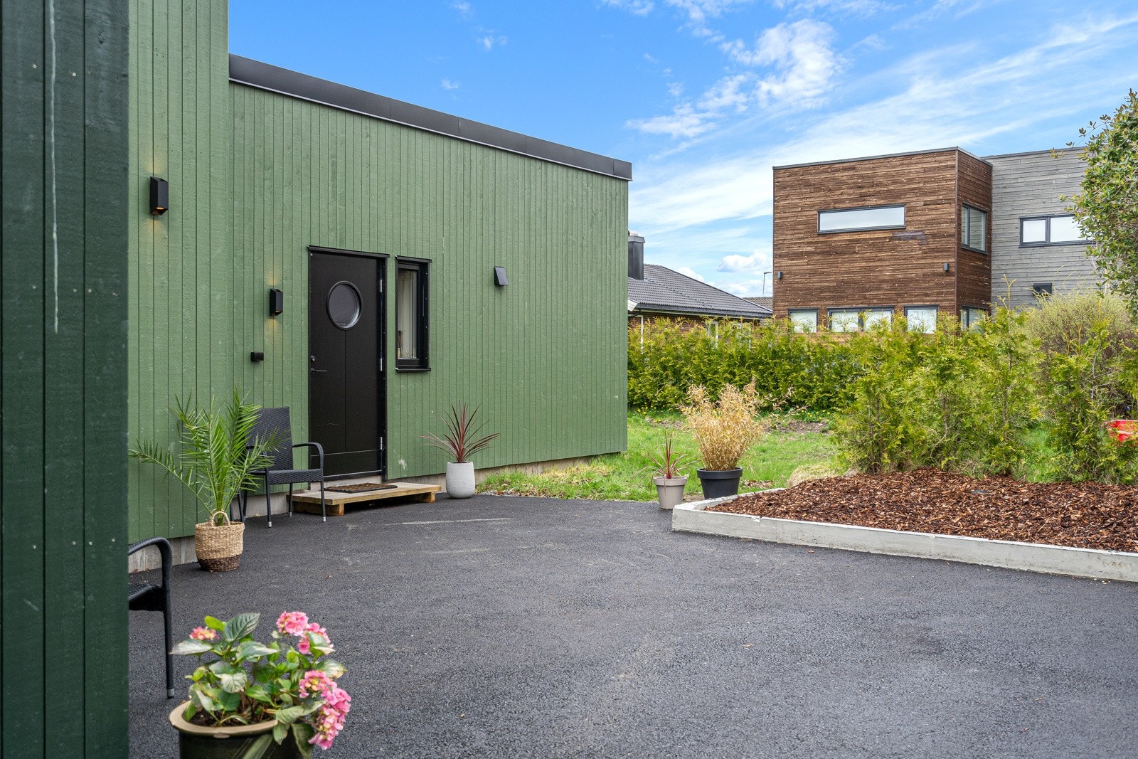 Utsiden av hybelen er også asfaltert - egen p-plass her. Galleribilde