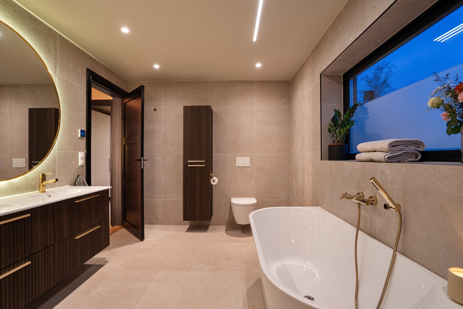 Stort og delikat baderom med dobbel servantinnredning Galleribilde