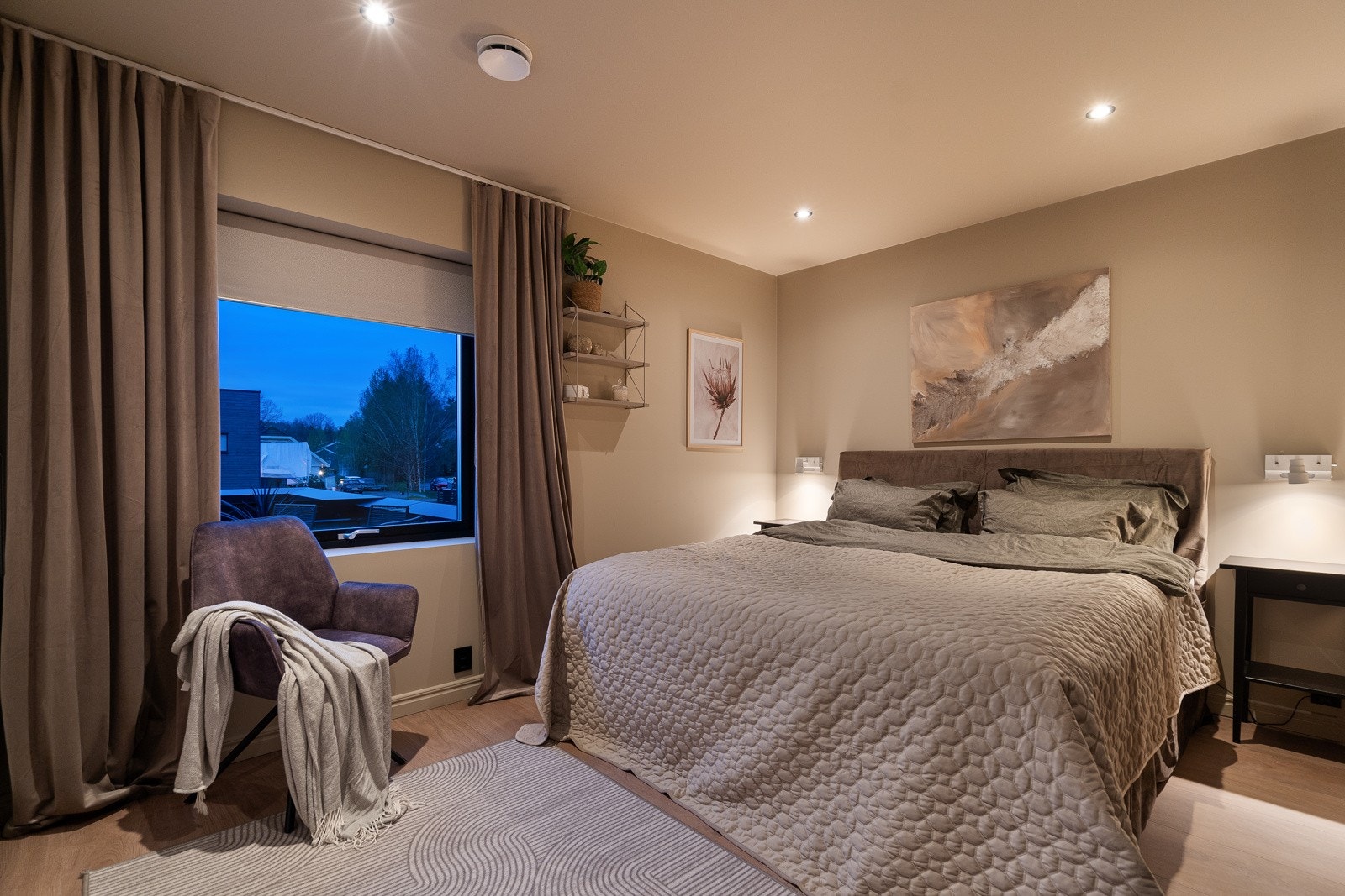 Hovedsoverommet fremstår som behagelig og moderne Galleribilde