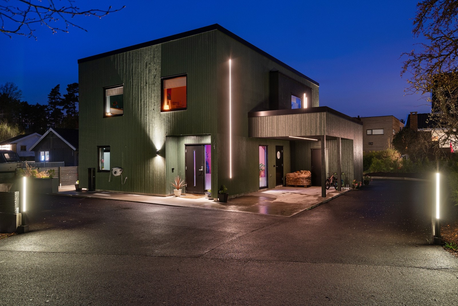 Utvendig er det flere led-lys (styres via app og farger kan endres) samt et stilfullt lysbilde! Galleribilde