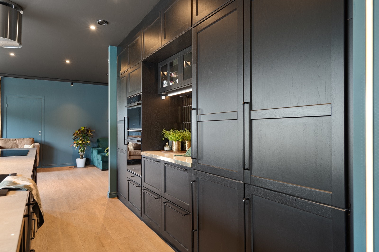 Romslig og stilig innredning - her er det både helt fryse- og kjøleskap Galleribilde