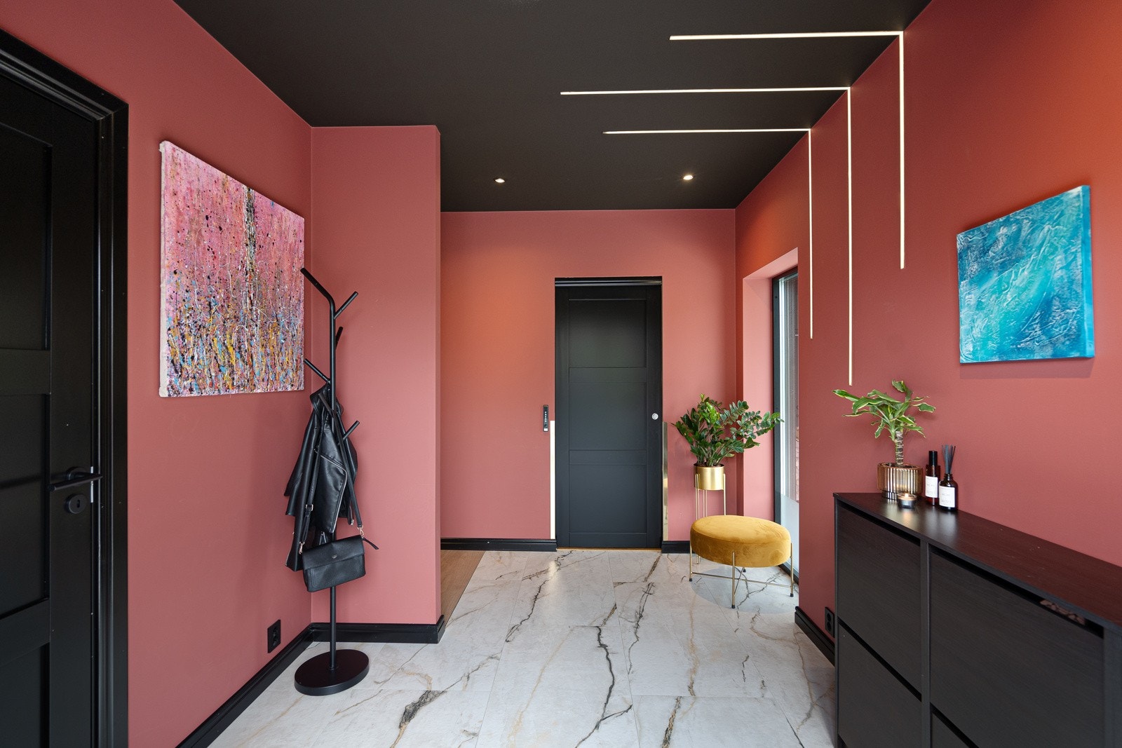 Med 260cm takhøyde og en svært stilig innredning fremstår entreén som meget innbydende! Galleribilde