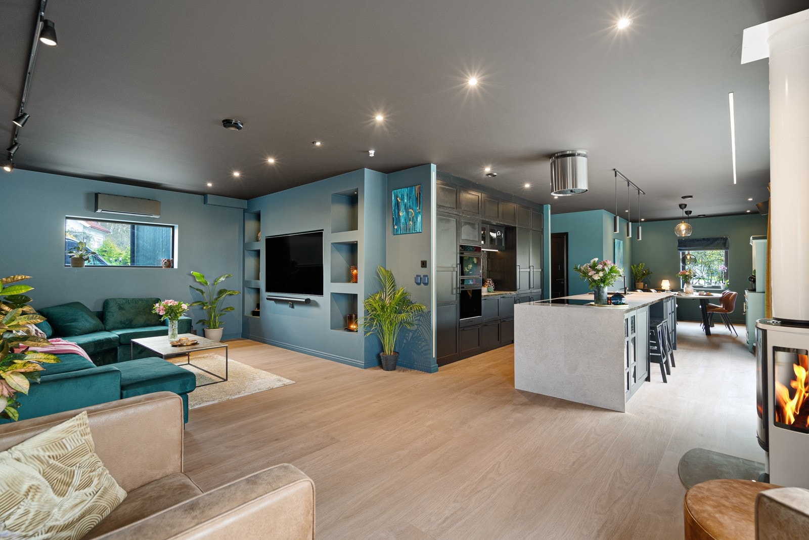 Lys, stor og meget innbydende stue og oppholdsrom med stor skyvedør ut til uteplassen Galleribilde