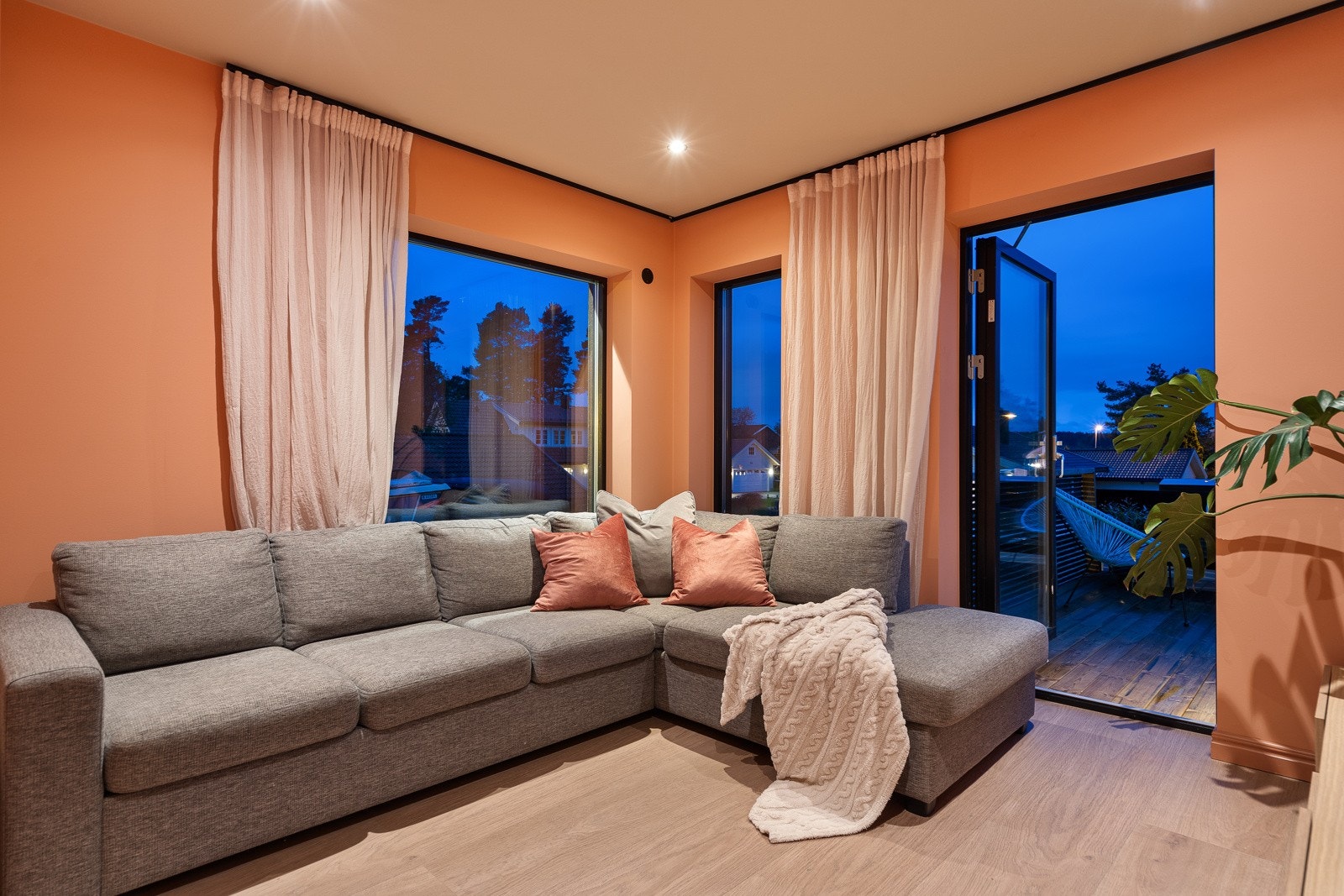 Loftstue med utgang til takterrassen Galleribilde