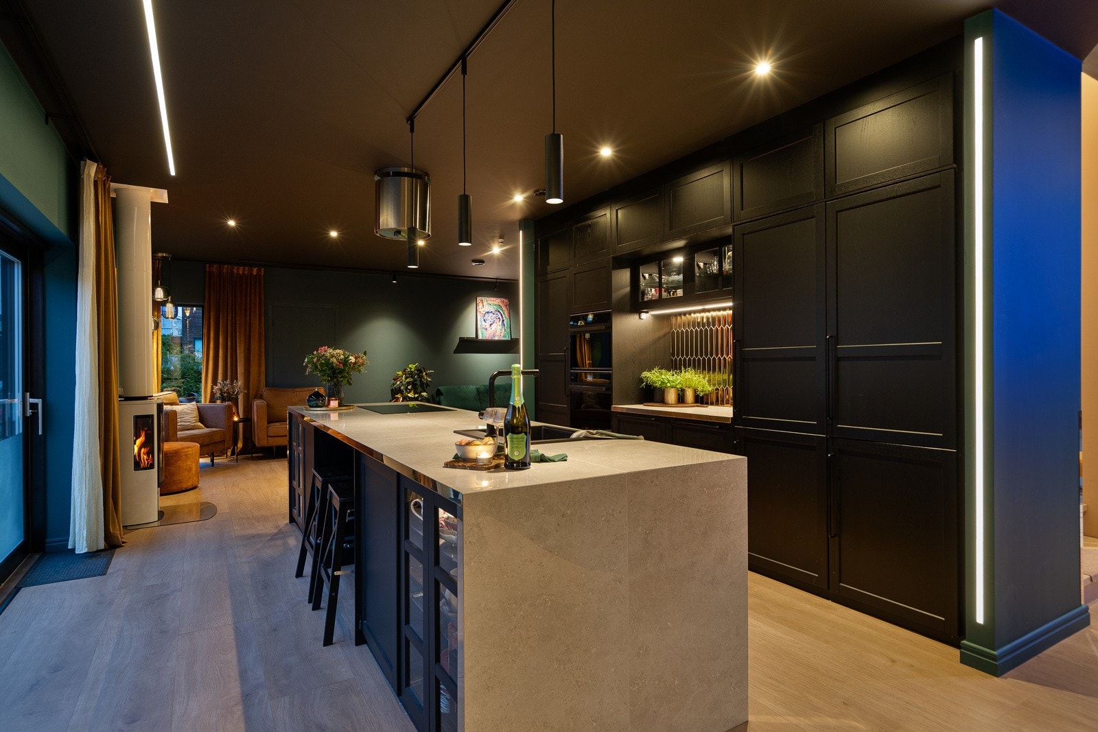 Kjøkkenøya er belagt med solide fliser Galleribilde