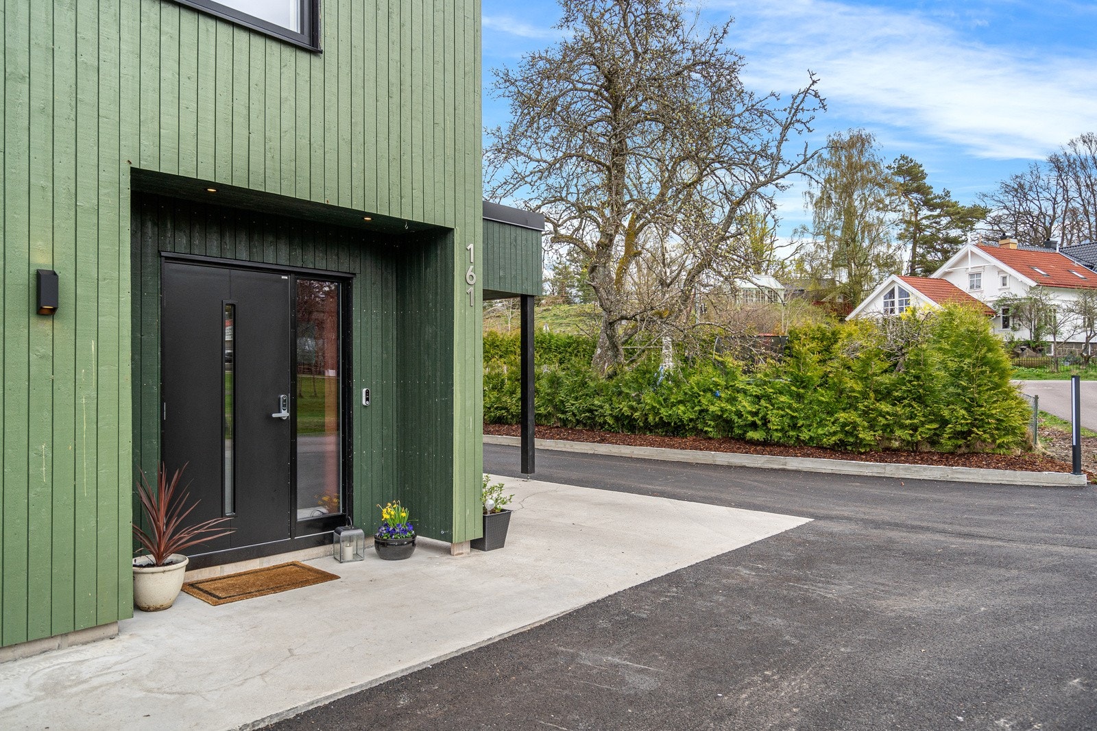 Utvendig er det støpt såle rundt boligen, fra terrassen og inn til carporten. Galleribilde