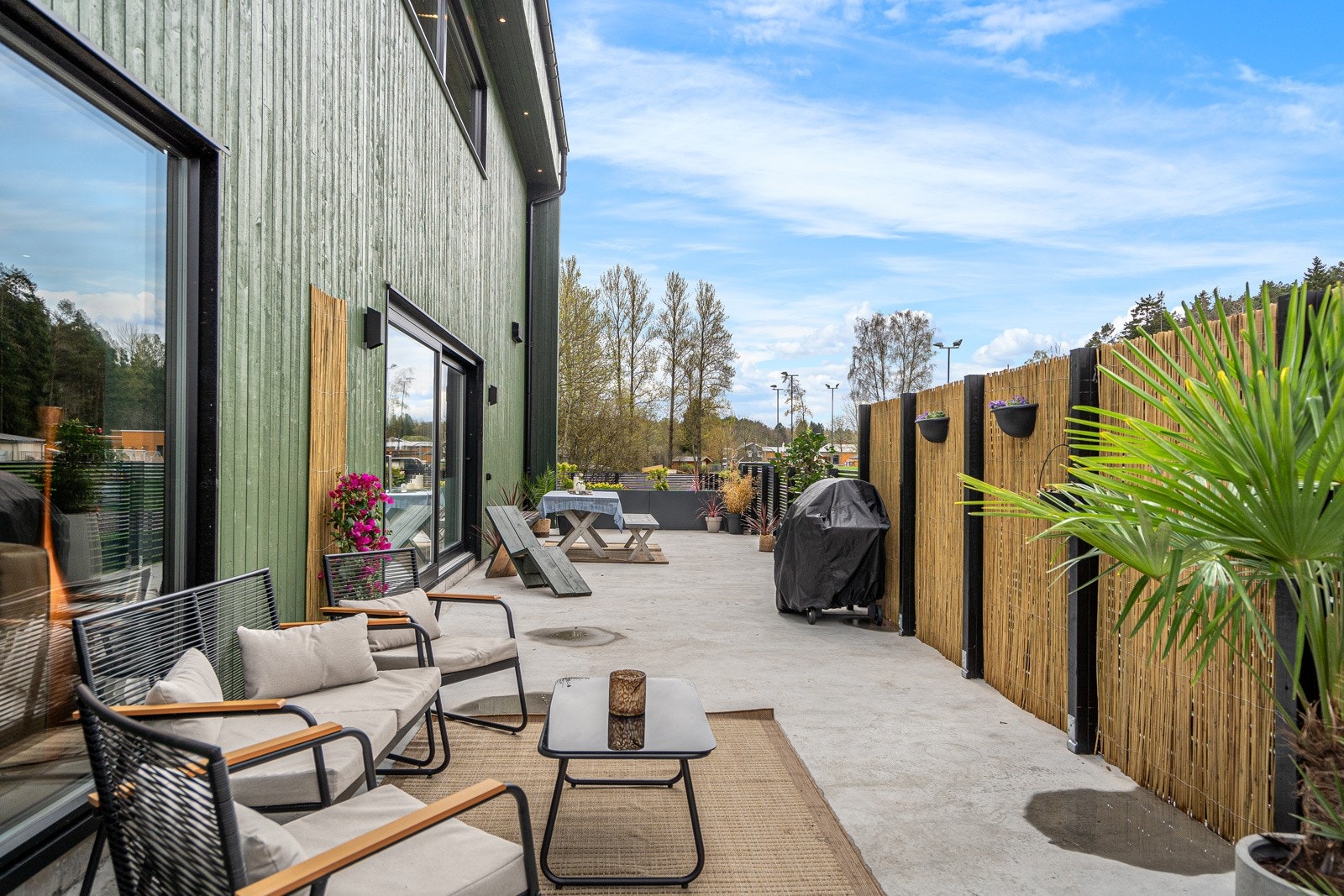 Flott, støpt terrasseplatting ut fra stua i hovedetasjen Galleribilde