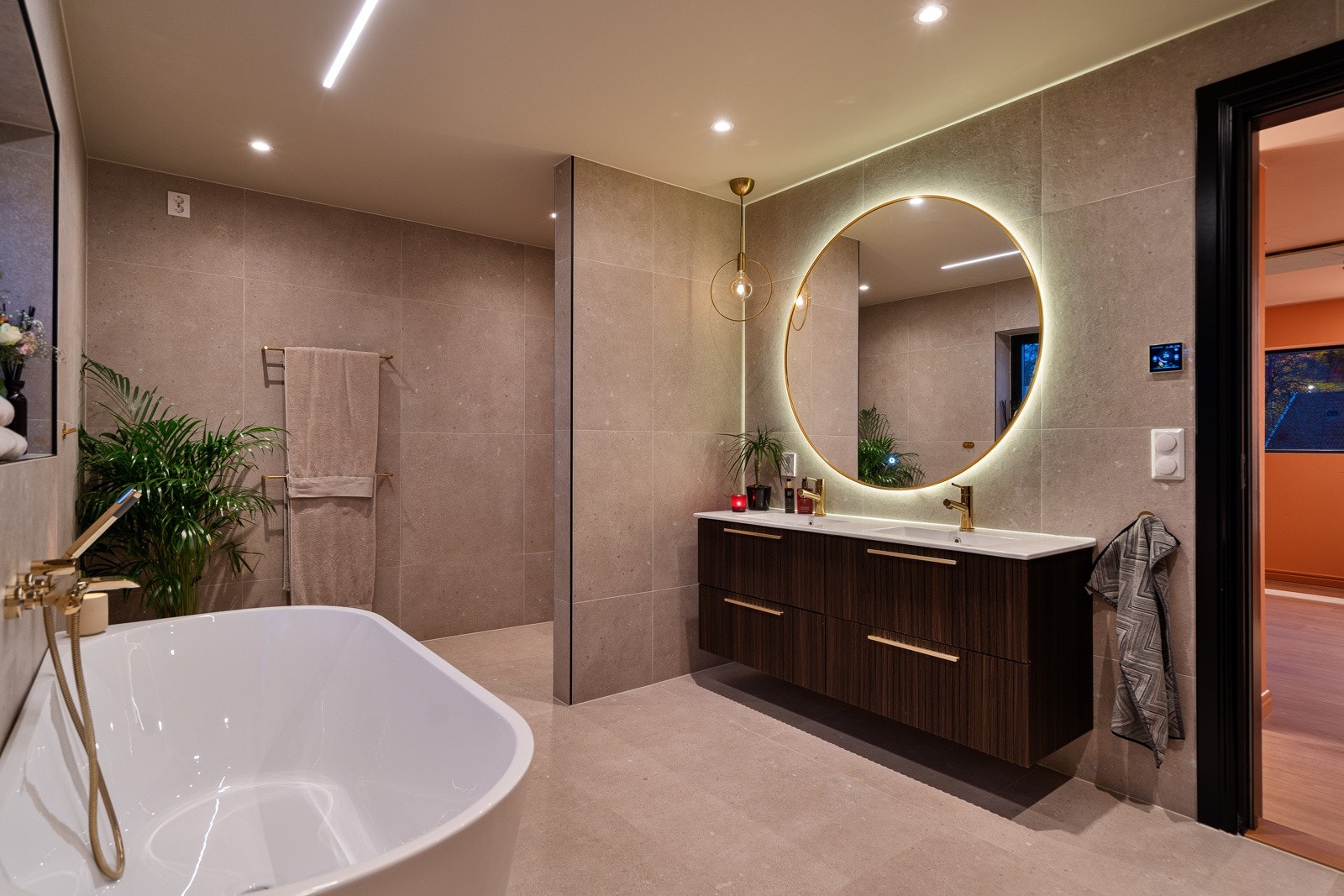 Stort og delikat baderom med dobbel servantinnredning Galleribilde