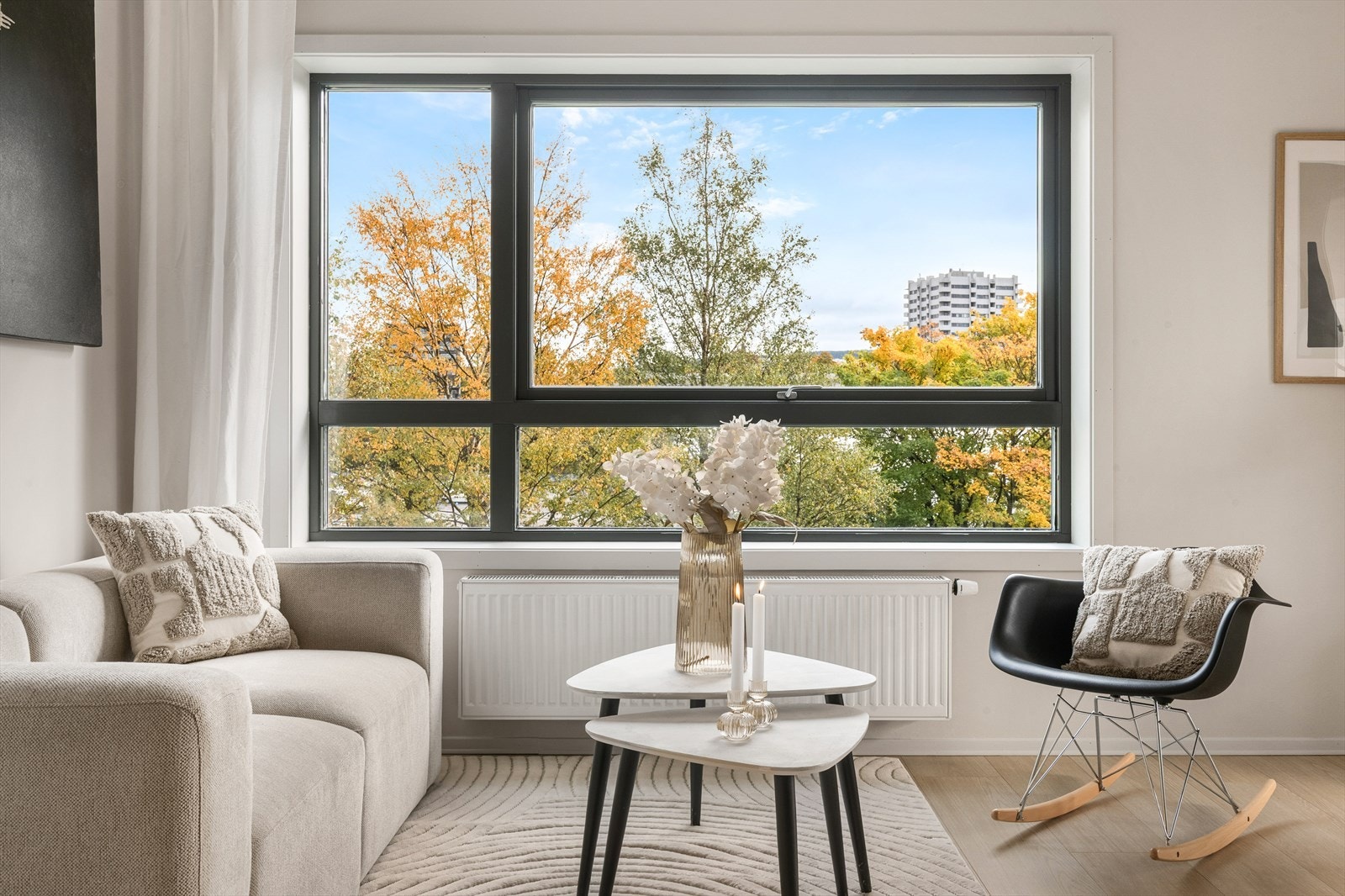 Store vindusflater slipper inn rikelig med naturlig lys og gir en åpen og behagelig atmosfære. Galleribilde
