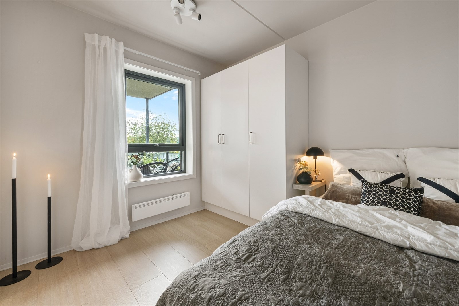 God oppbevaringsplass i garderobe. Store vinduer gir et lyst og behagelig rom vendt mot rolige omgivelser. Galleribilde