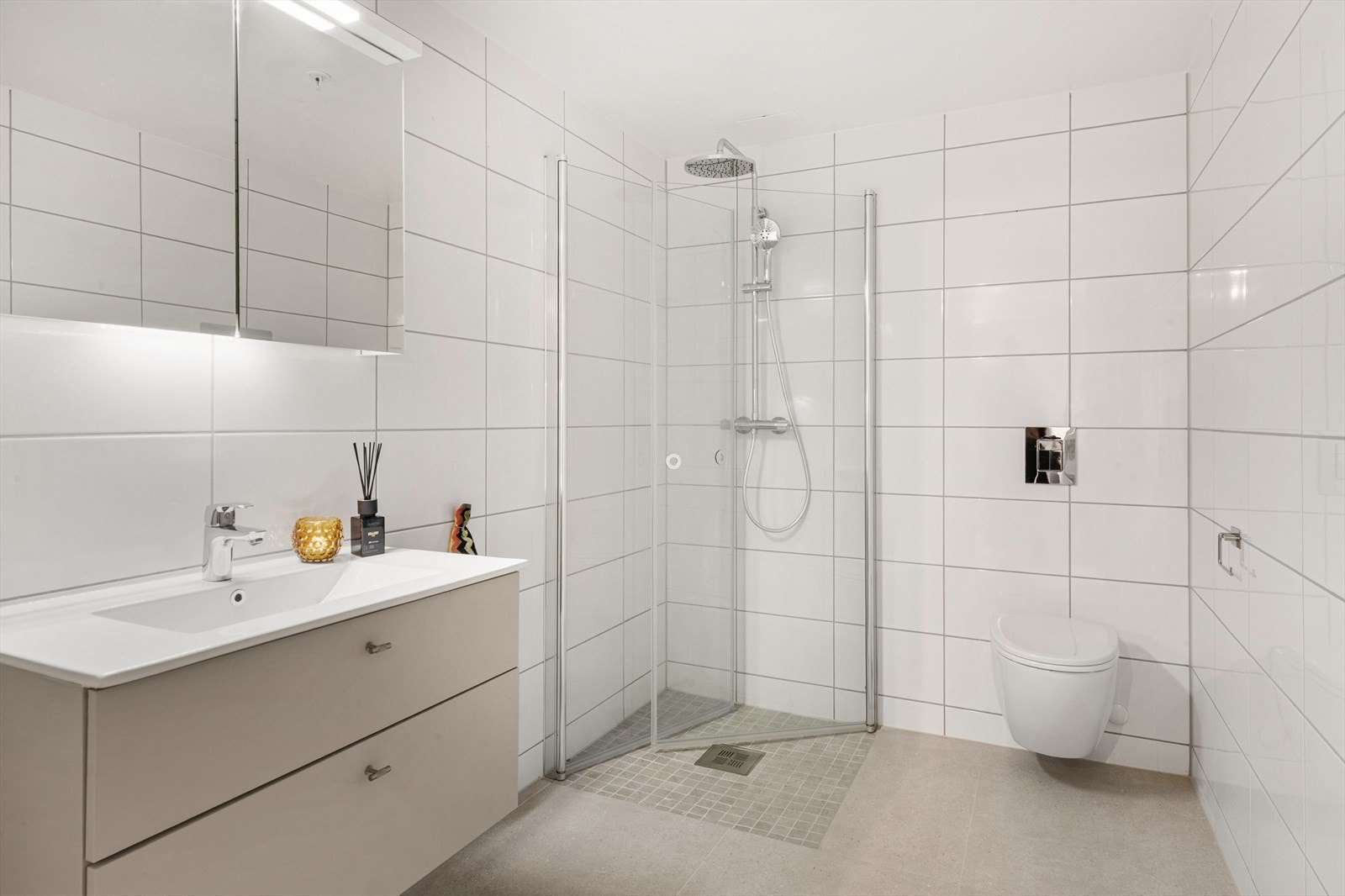 Pent og flislagt bad med gulvvarme fra byggeår. Badet er oppgradert med nye gulvfliser og innredning/utstyr i senere tid. Galleribilde