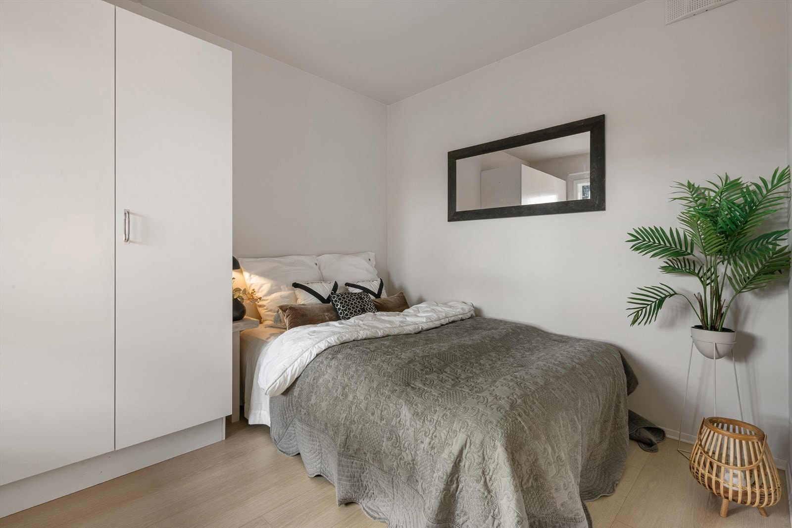 Romslig soverom med plass til dobbeltseng og nattbord. Galleribilde