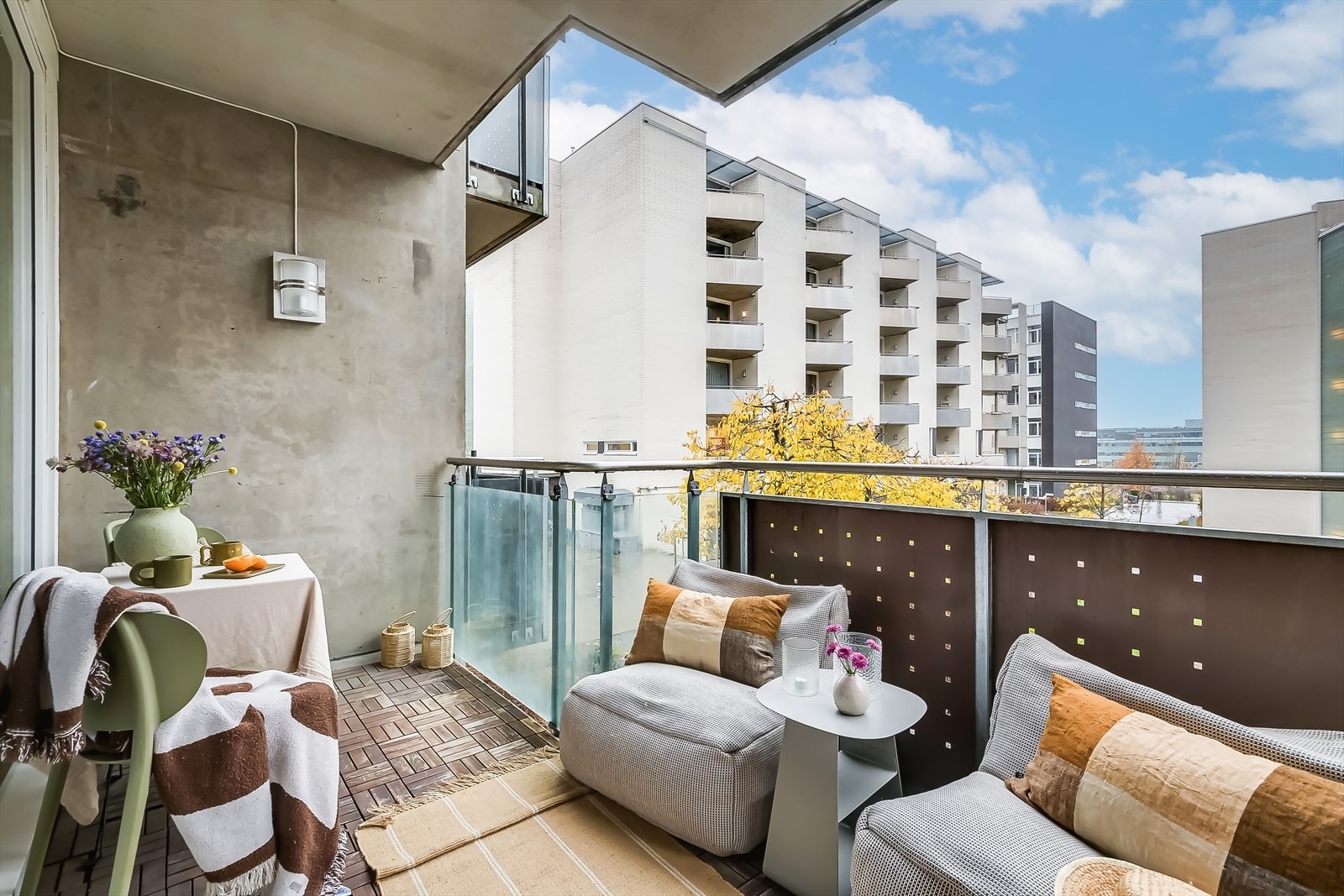 Vestvendt balkong på 8m2 av betong. Fantastisk uteplass for å samle venner og familie. Galleribilde