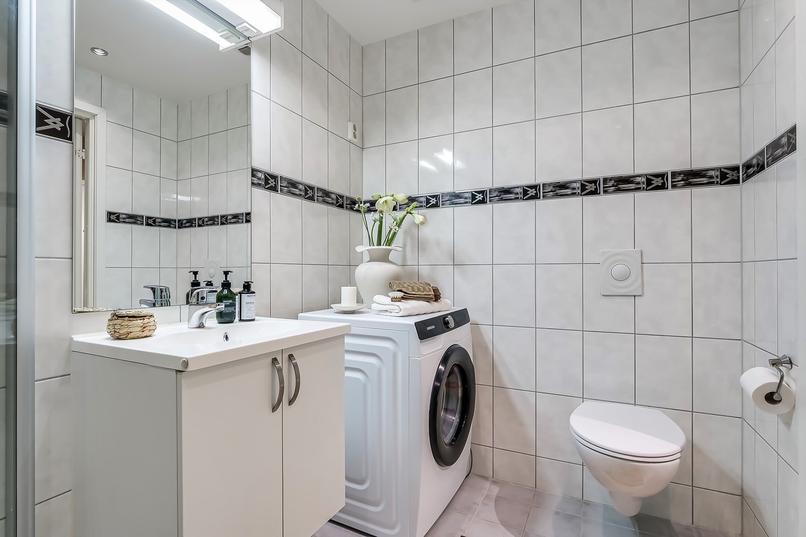 Badet har nedsunket servant med speil og det er opplegg for vaskemaskin samt god plass til tørketrommel. Galleribilde