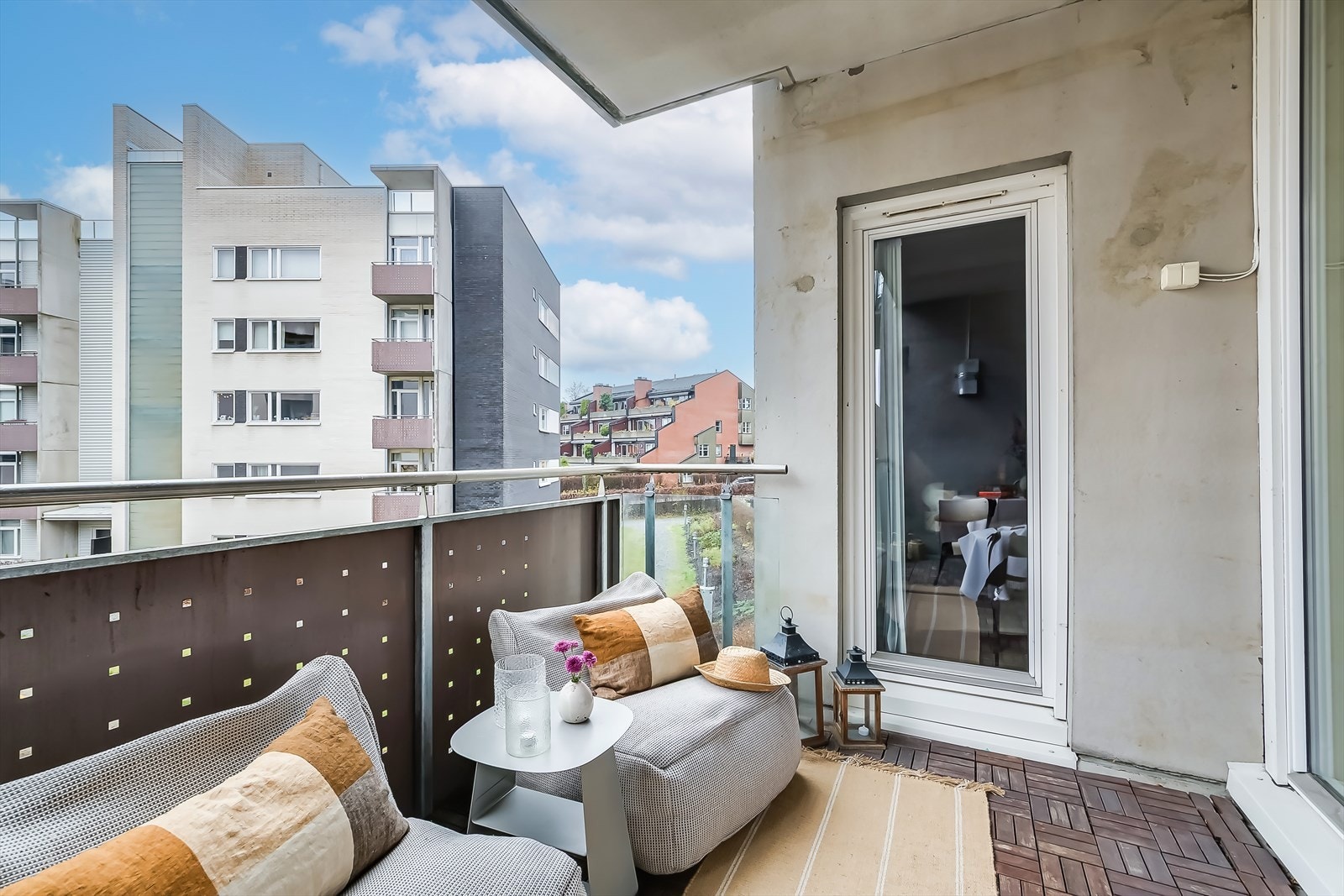 Vestvendt balkong med gode solforhold og plass til både grill og sittegrupper. Galleribilde