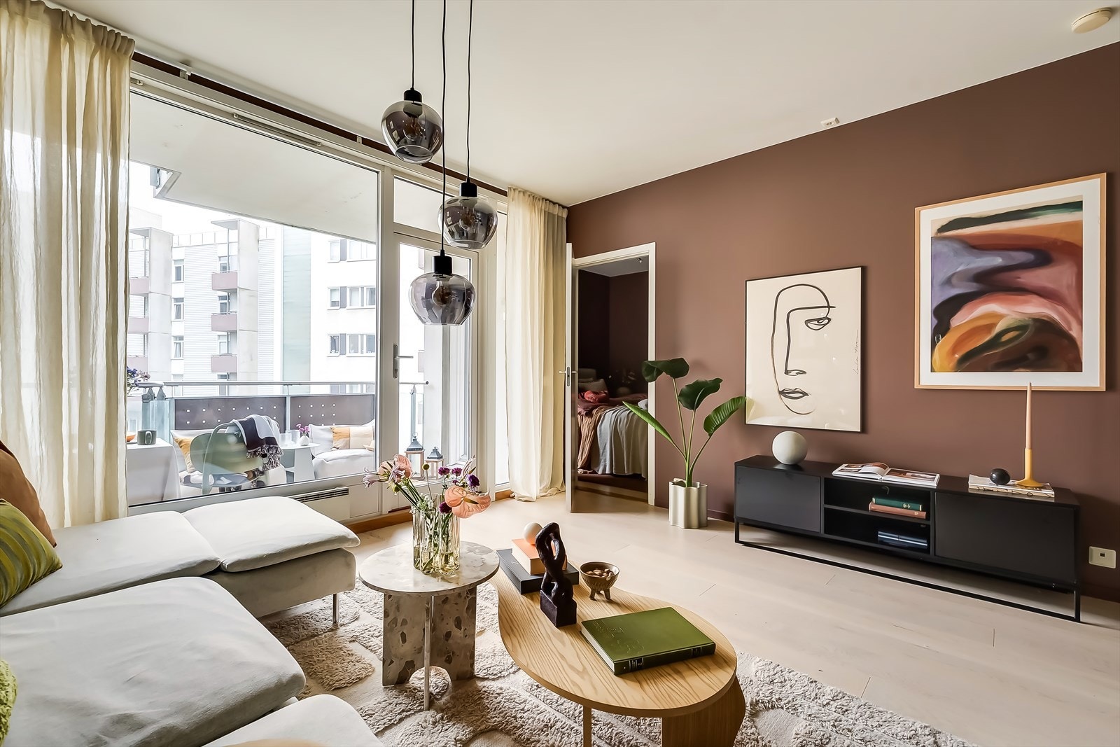 Leiligheten ligger i et vakkert område med kort vei til fantastiske turområder. Her kan du gå helt fra Maridalsvannet og hele veien ned til Bjørvika. Galleribilde
