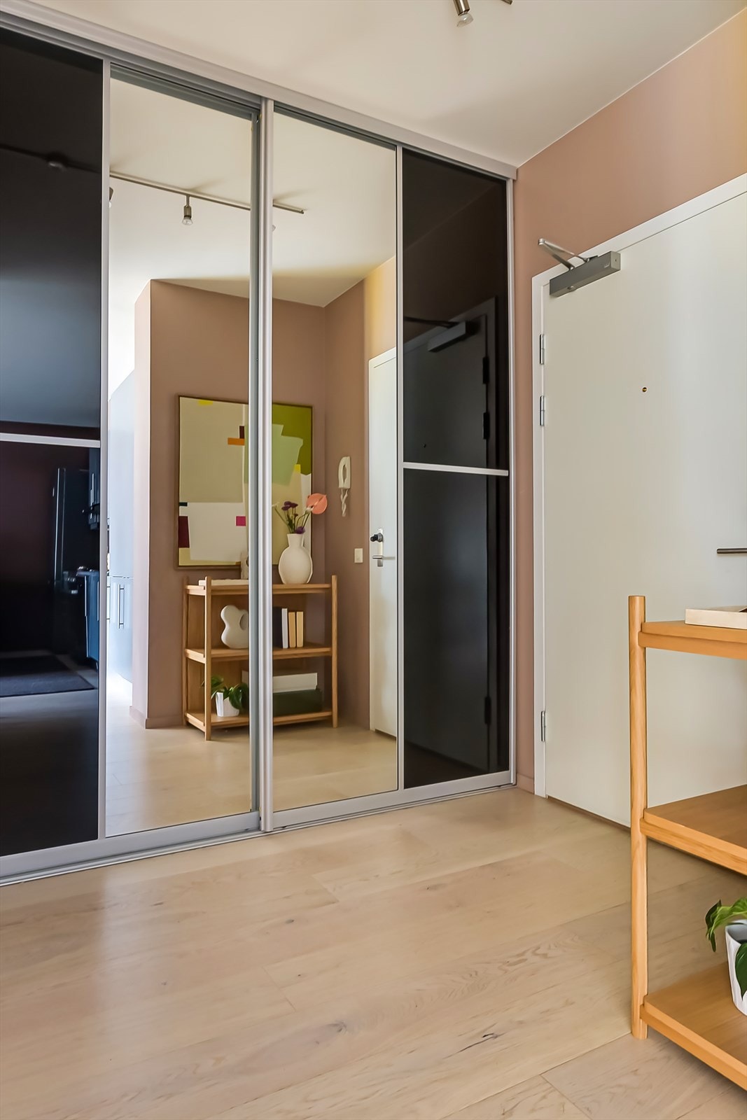 Innbydende entré med god plass til å henge fra seg yttertøy og sette fra seg sko. En stor skyvegarderobe gir rikelig med oppbevaringsplass. Galleribilde