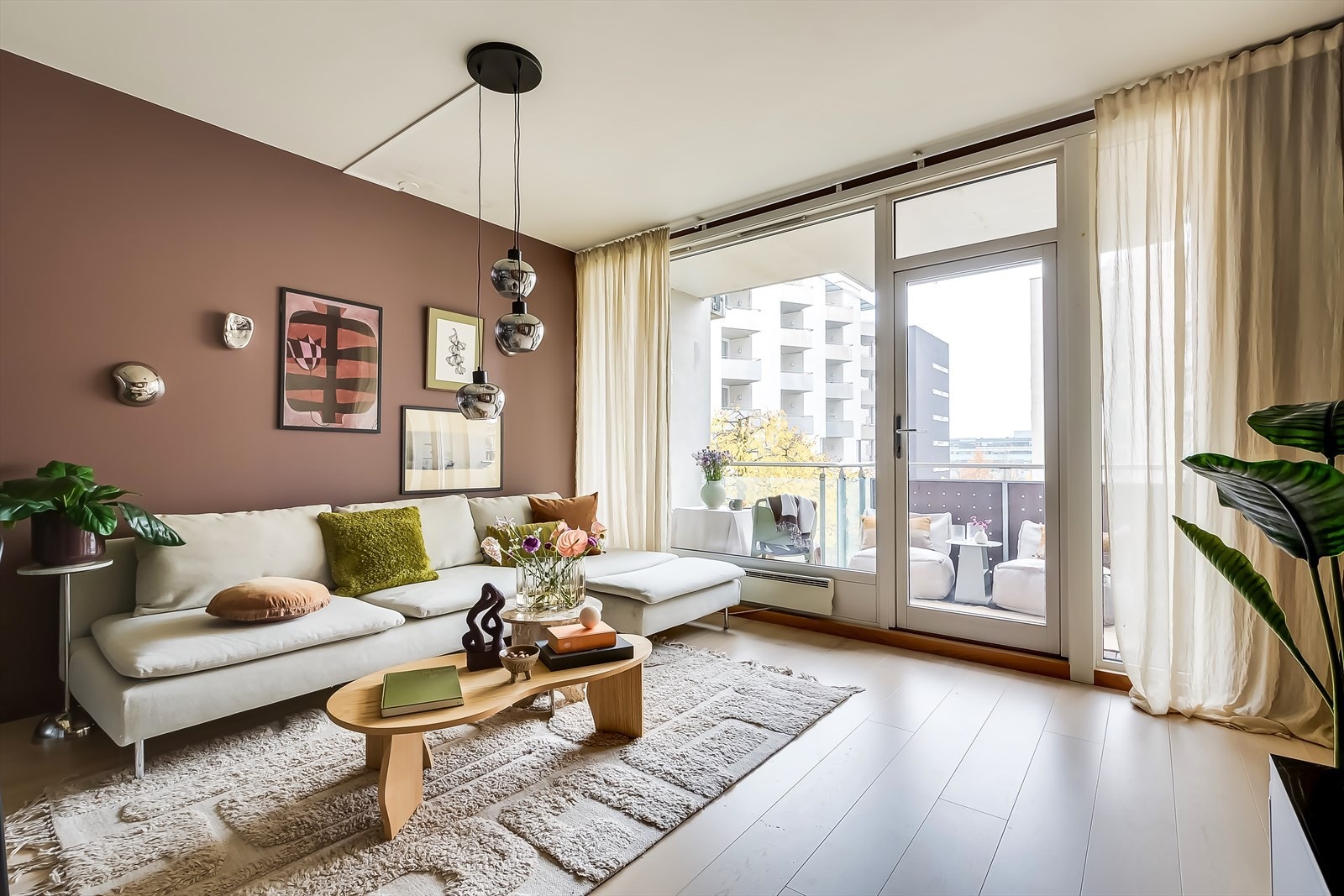 De store vindusflatene slipper inn rikelig med naturlig lys og skaper en behagelig atmosfære i rommet. Galleribilde