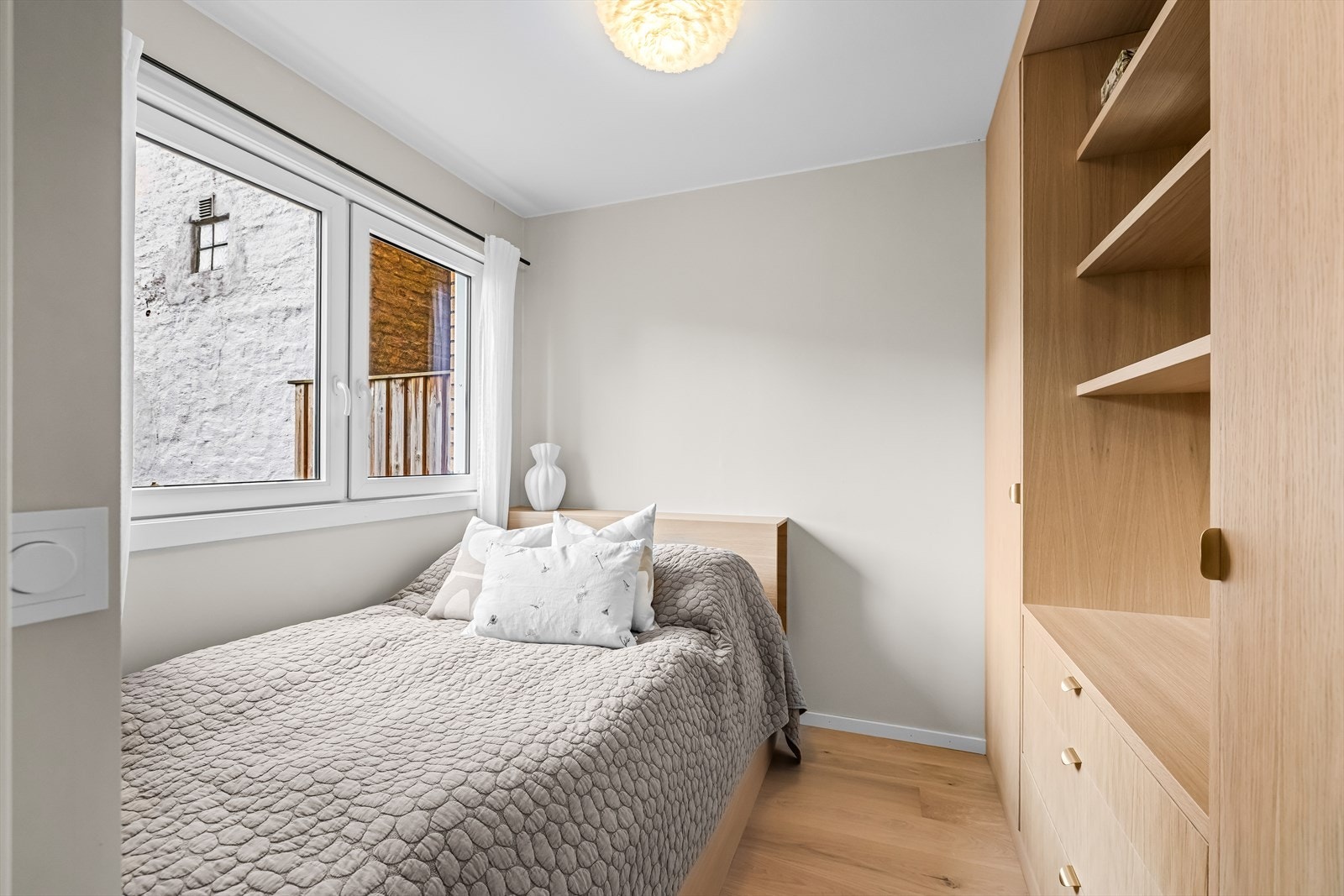 På soverommet er det plassbygget seng og garderobeskap Galleribilde