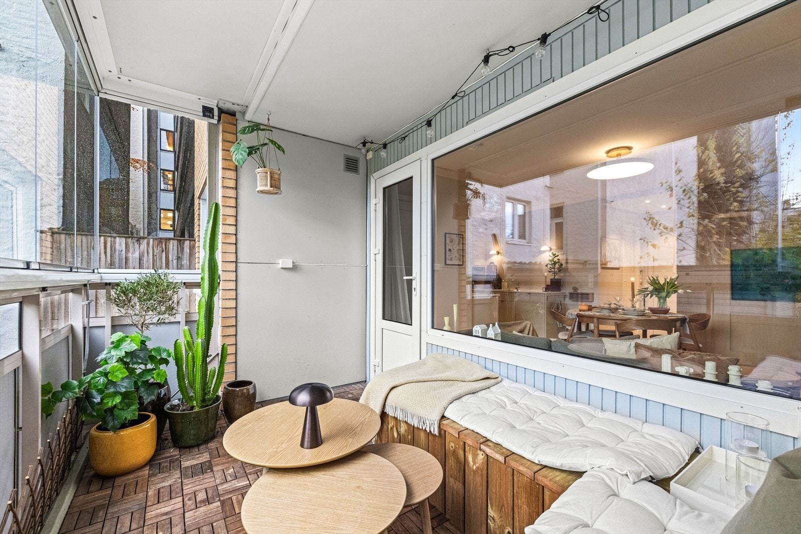 Her har du morgensolen! Innglasset balkong fungerer som en utvidelse av stuen hele året rundt Galleribilde