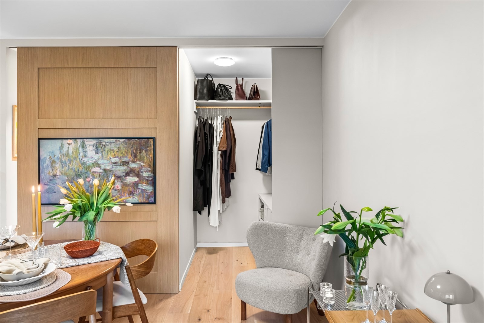 Bak skyvedøren har du ekstra lagringsplass i omkledningsrommet Galleribilde