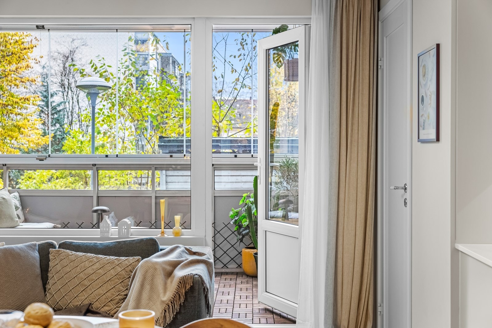 Fra stuen er det utgang til innglasset balkong Galleribilde