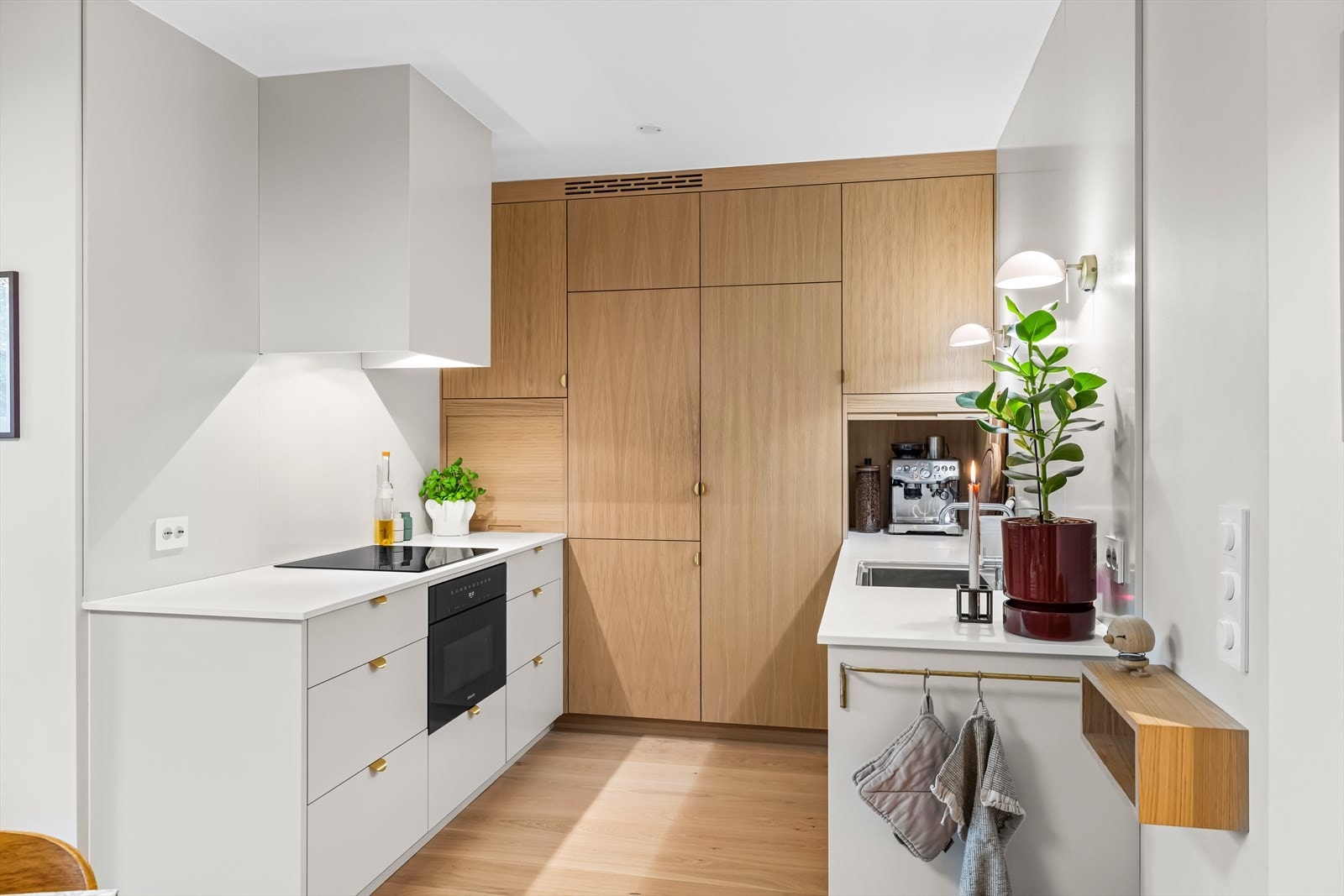 Kjøkkeninnredningen har en fin kombinasjon av skap- og benkeplass for både oppbevaring og matlaging. Ekstra god lagringsplass i de smarte plassbygde skapene Galleribilde