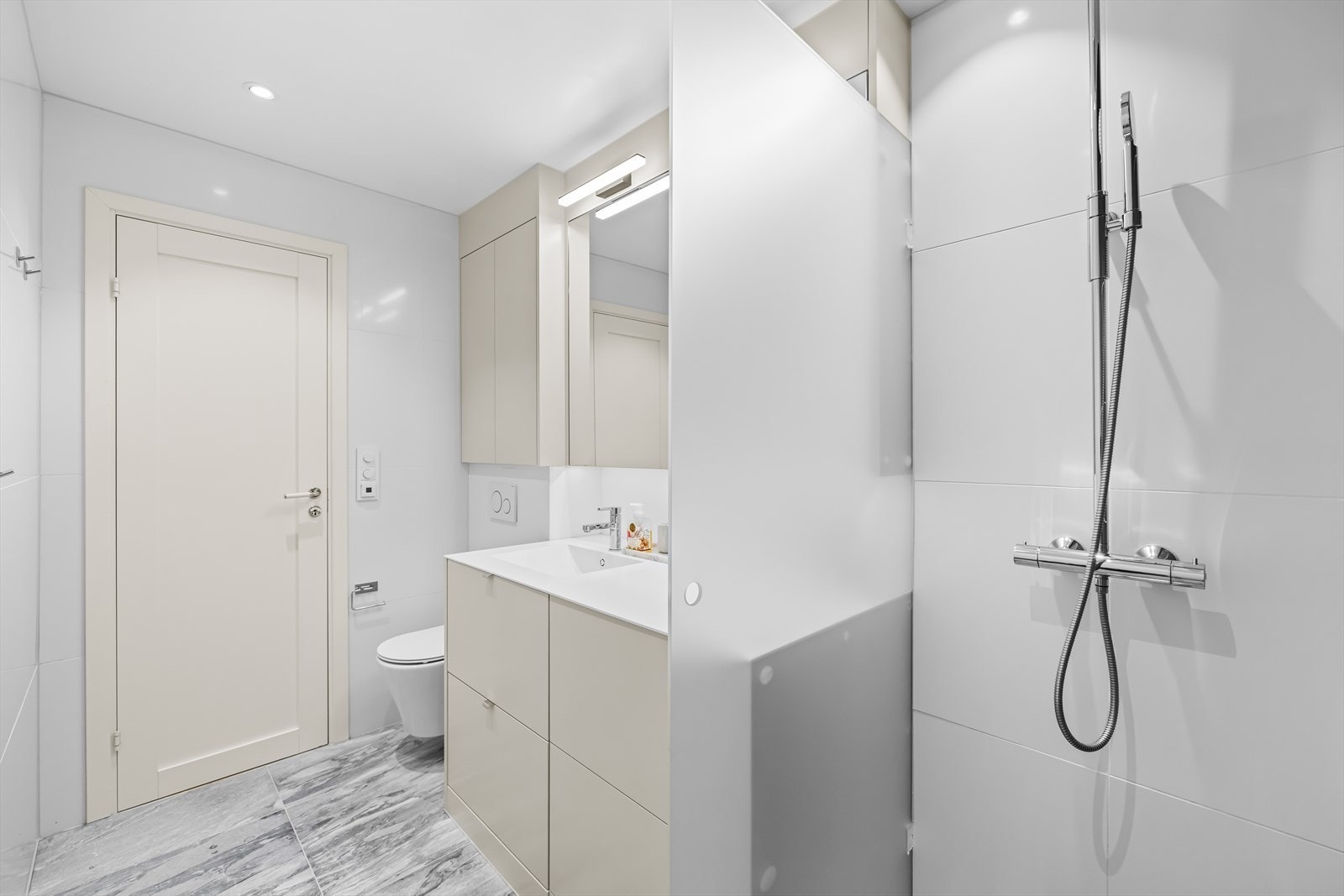 Baderommet ble totaloppusset i 2023 med varmekabler og vegghengt toalet. Opplegg og plass til vaskemaskin i servantskapet Galleribilde