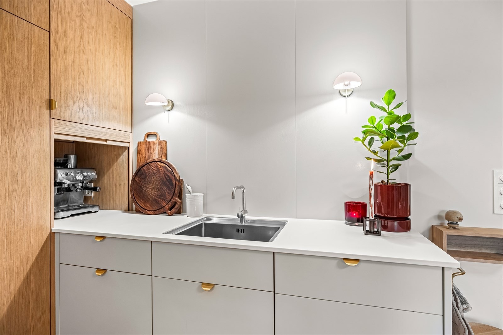 Lekre lysdetaljer over kjøkkenbenken Galleribilde