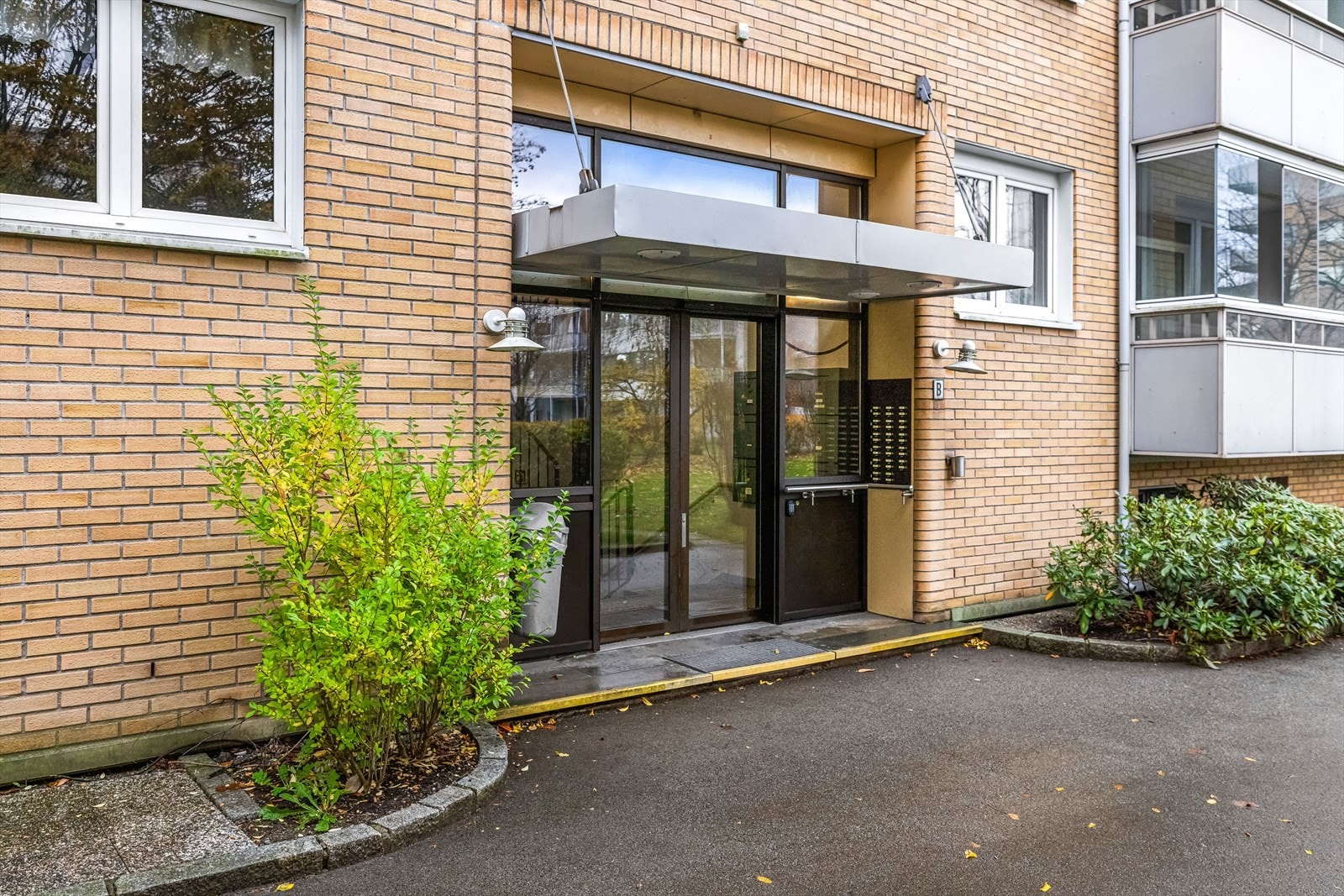 Inngangspartiet beliggende i borettslagets bakgård Galleribilde