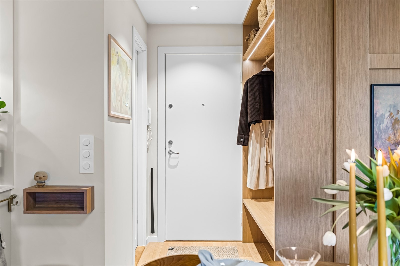 Velkommen inn! I entréen er det god plass til å henge fra seg yttertøy og sette fra seg sko Galleribilde