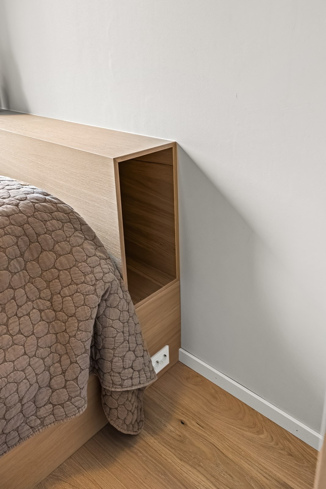 Smart lagringsløsning med elektrisk uttak bak sengen Galleribilde