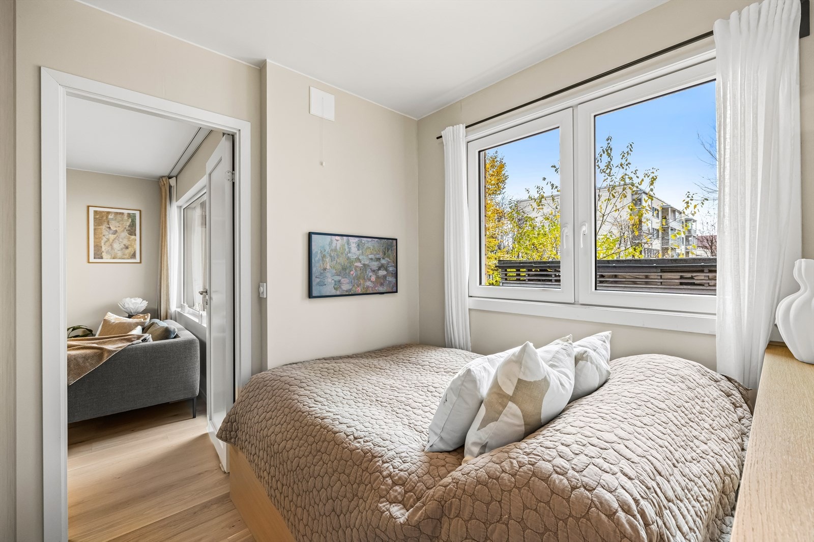 Mulighet for TV på veggen på soverommet Galleribilde