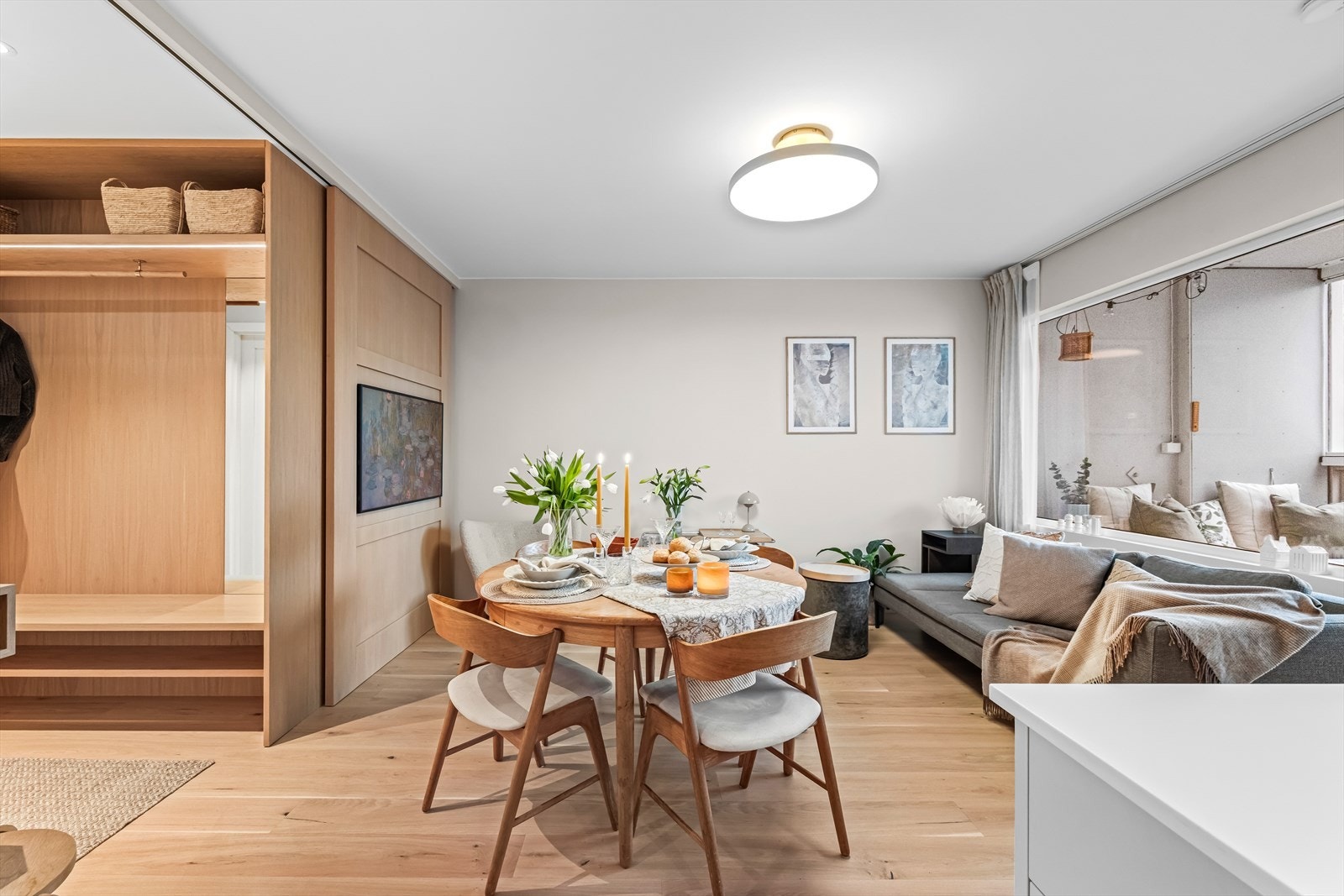 Flytt rett inn! Boligen ble totaloppusset i 2023 og bærer preg av skreddersydde og plassbygde løsninger av høy kvalitet Galleribilde