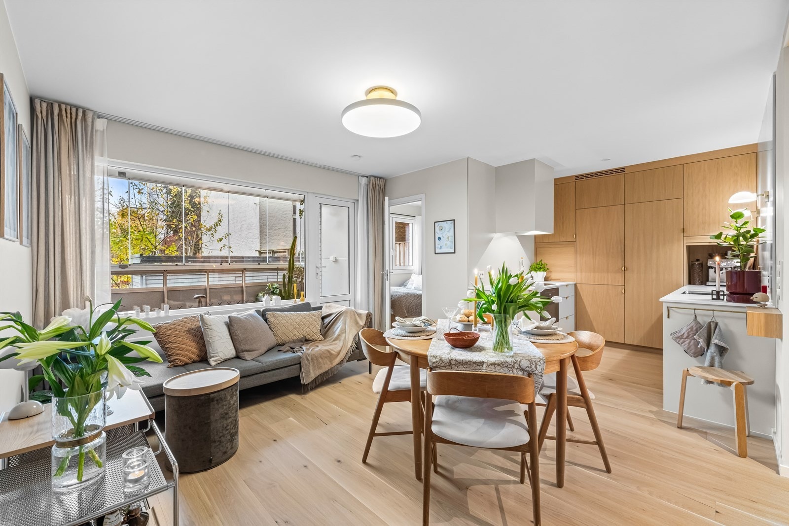 Boligens stue og kjøkken er lys og luftig og er enkel å møblere med naturlige soner Galleribilde