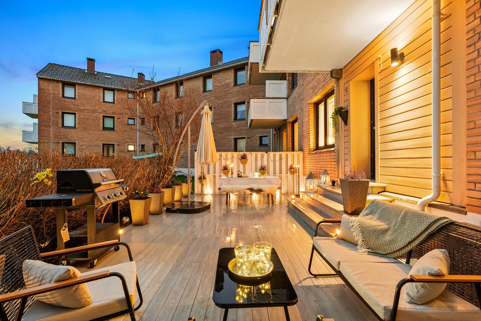 Det er plass til alt fra basseng og trampoline til barna, loungegruppe og plantekasser! Galleribilde