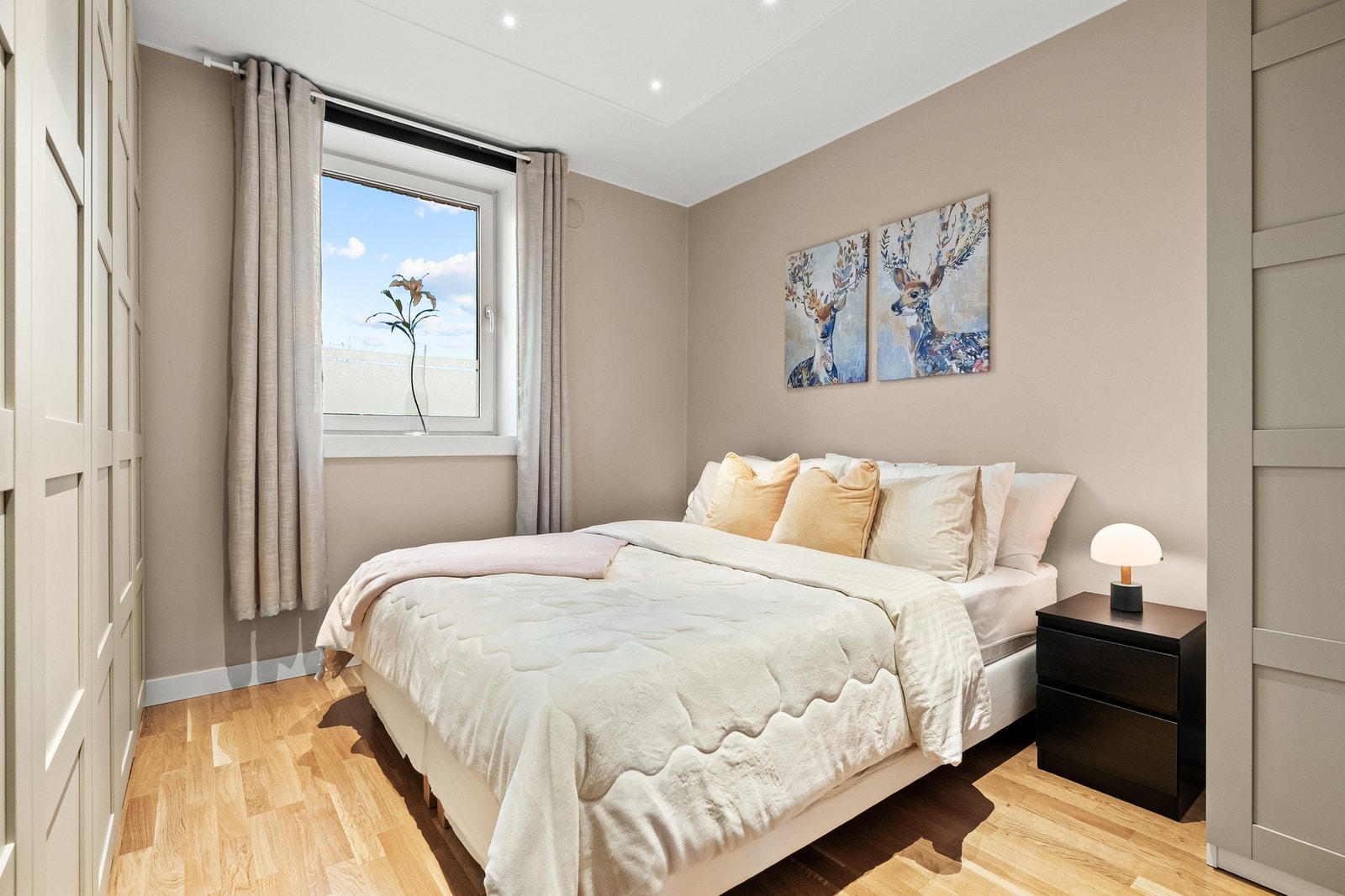 Flott hovedsoverom med downlights og lune fargetoner Galleribilde