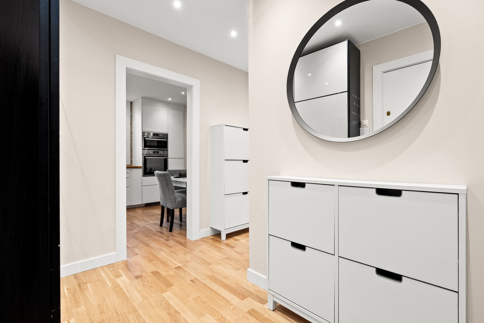 Innbydende entré med behagelig beige fargevalg og downlights i himling Galleribilde