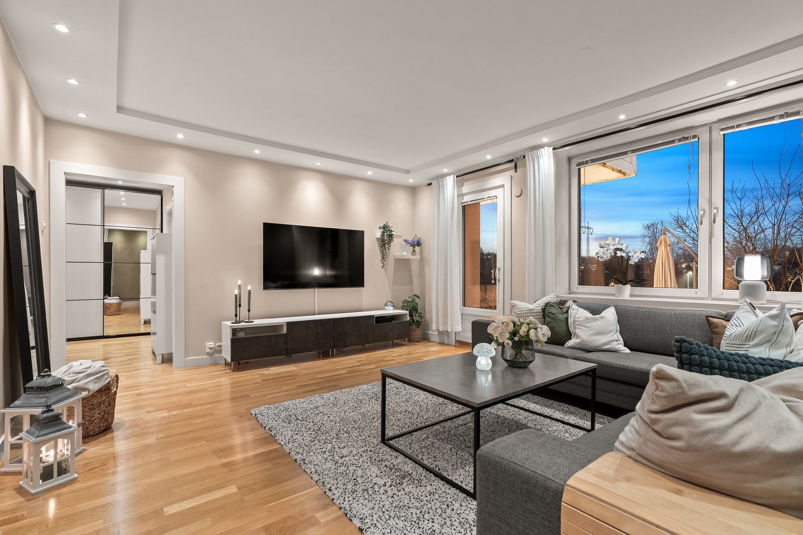 Leiligheten har kun 3-stavs parkett, glatte vegger og downlights i alle rom! Galleribilde
