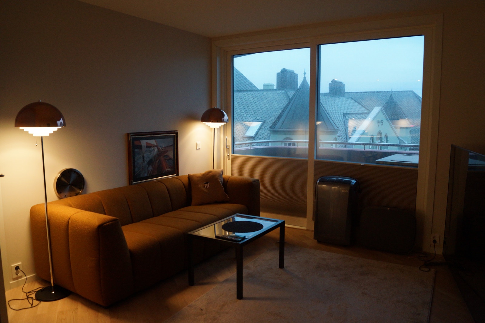 Del av stue. TV krok med 100" Sony TV. Galleribilde