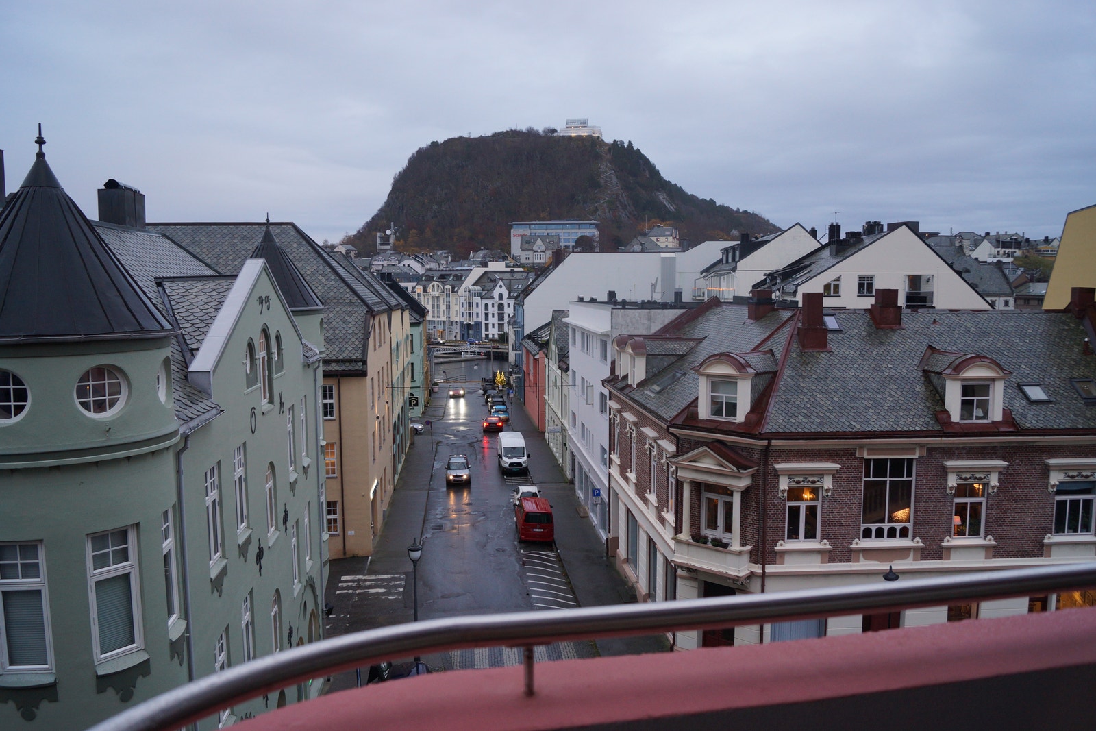 HÆRLIG utsikt fra møblert Terrasse, tilhørende leiligheten .
FLERE BILDER KOMMER! Galleribilde